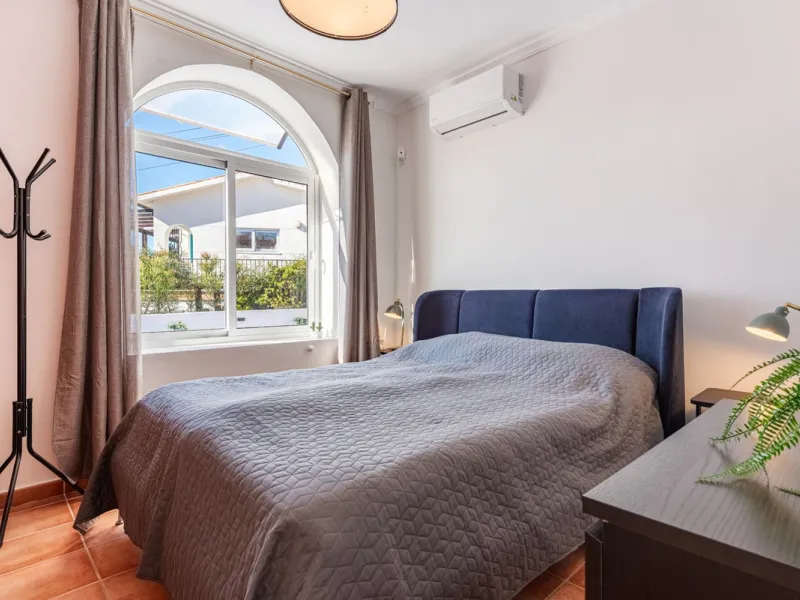 Welcome to Casa Rosa in Torreblanca, a newly renovated detached villa with a private pool that is both heated and illuminated – perfect for relaxation and entertaining all year round. This villa enjoys an unbeatable location, just 600 meters from the beac