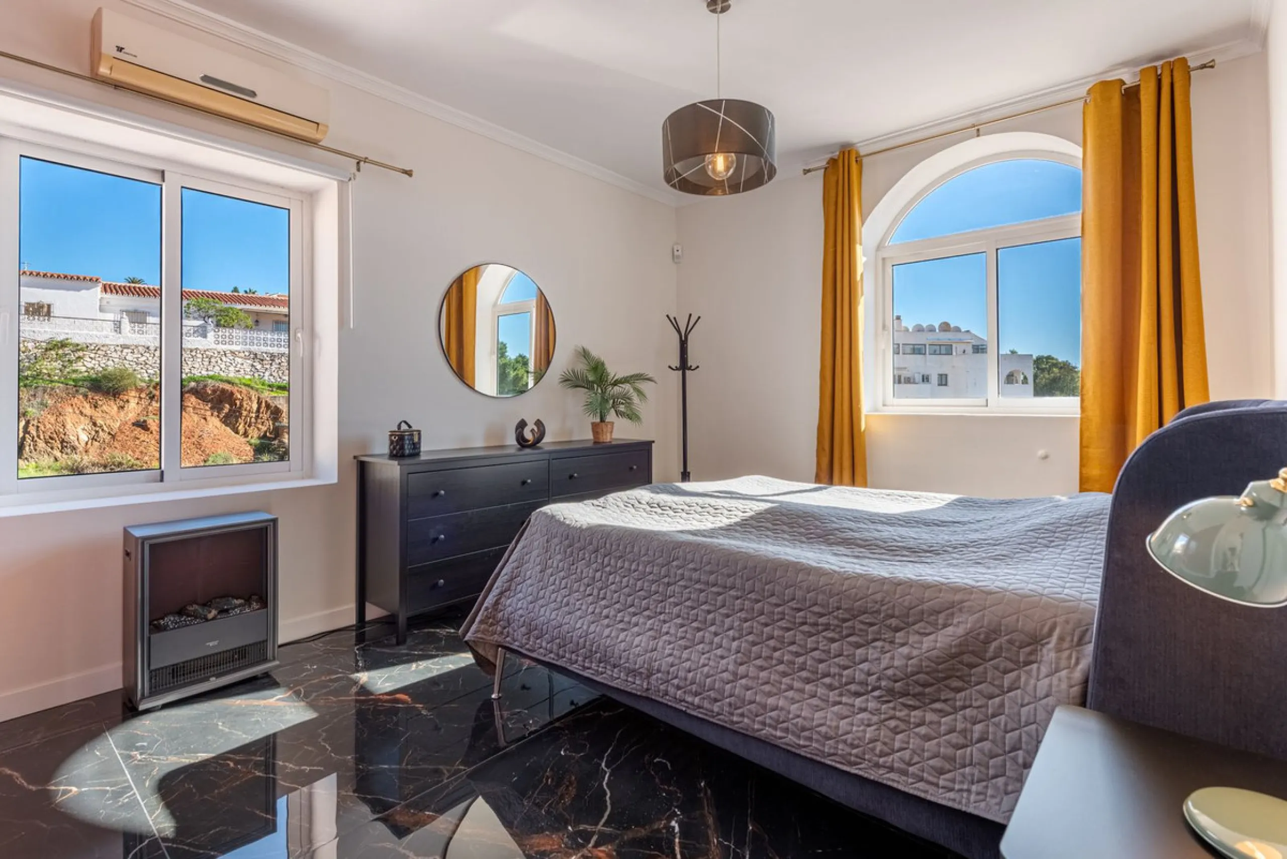 Welcome to Casa Rosa in Torreblanca, a newly renovated detached villa with a private pool that is both heated and illuminated – perfect for relaxation and entertaining all year round. This villa enjoys an unbeatable location, just 600 meters from the beac