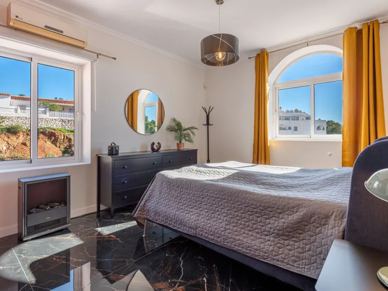 Welcome to Casa Rosa in Torreblanca, a newly renovated detached villa with a private pool that is both heated and illuminated – perfect for relaxation and entertaining all year round. This villa enjoys an unbeatable location, just 600 meters from the beac