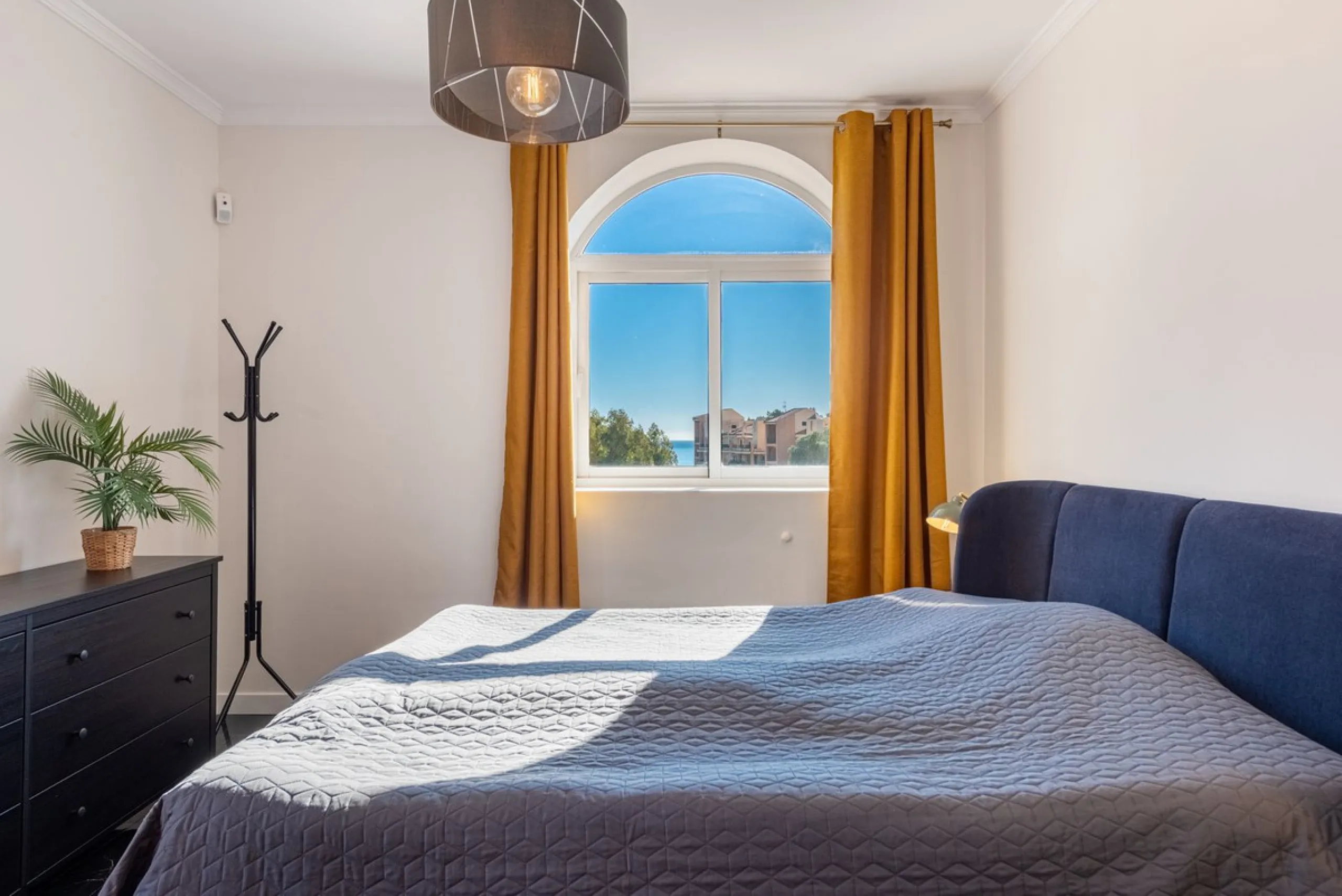 Welcome to Casa Rosa in Torreblanca, a newly renovated detached villa with a private pool that is both heated and illuminated – perfect for relaxation and entertaining all year round. This villa enjoys an unbeatable location, just 600 meters from the beac