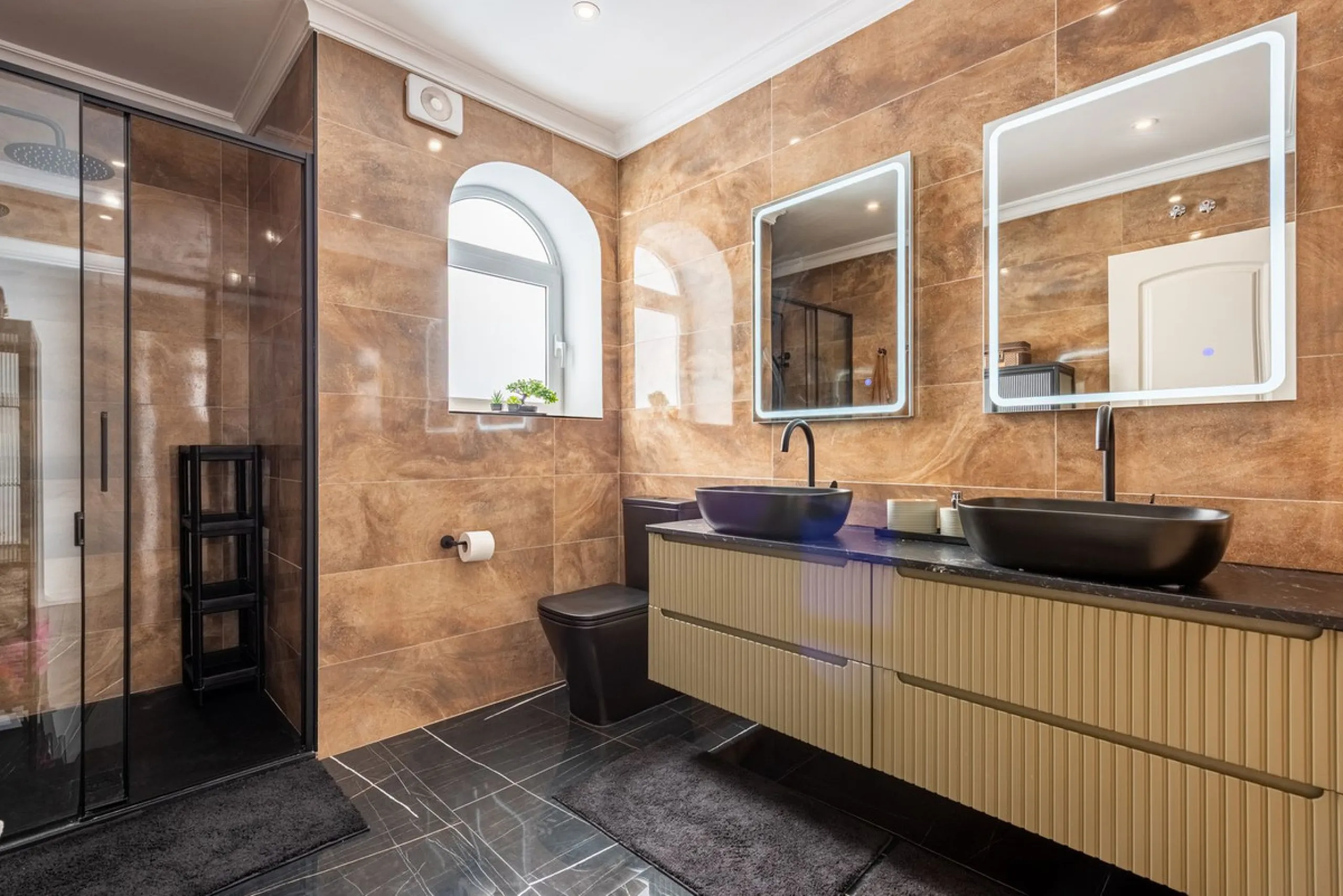 Welcome to Casa Rosa in Torreblanca, a newly renovated detached villa with a private pool that is both heated and illuminated – perfect for relaxation and entertaining all year round. This villa enjoys an unbeatable location, just 600 meters from the beac