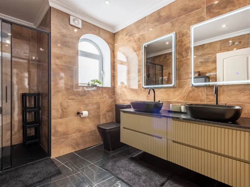 Welcome to Casa Rosa in Torreblanca, a newly renovated detached villa with a private pool that is both heated and illuminated – perfect for relaxation and entertaining all year round. This villa enjoys an unbeatable location, just 600 meters from the beac