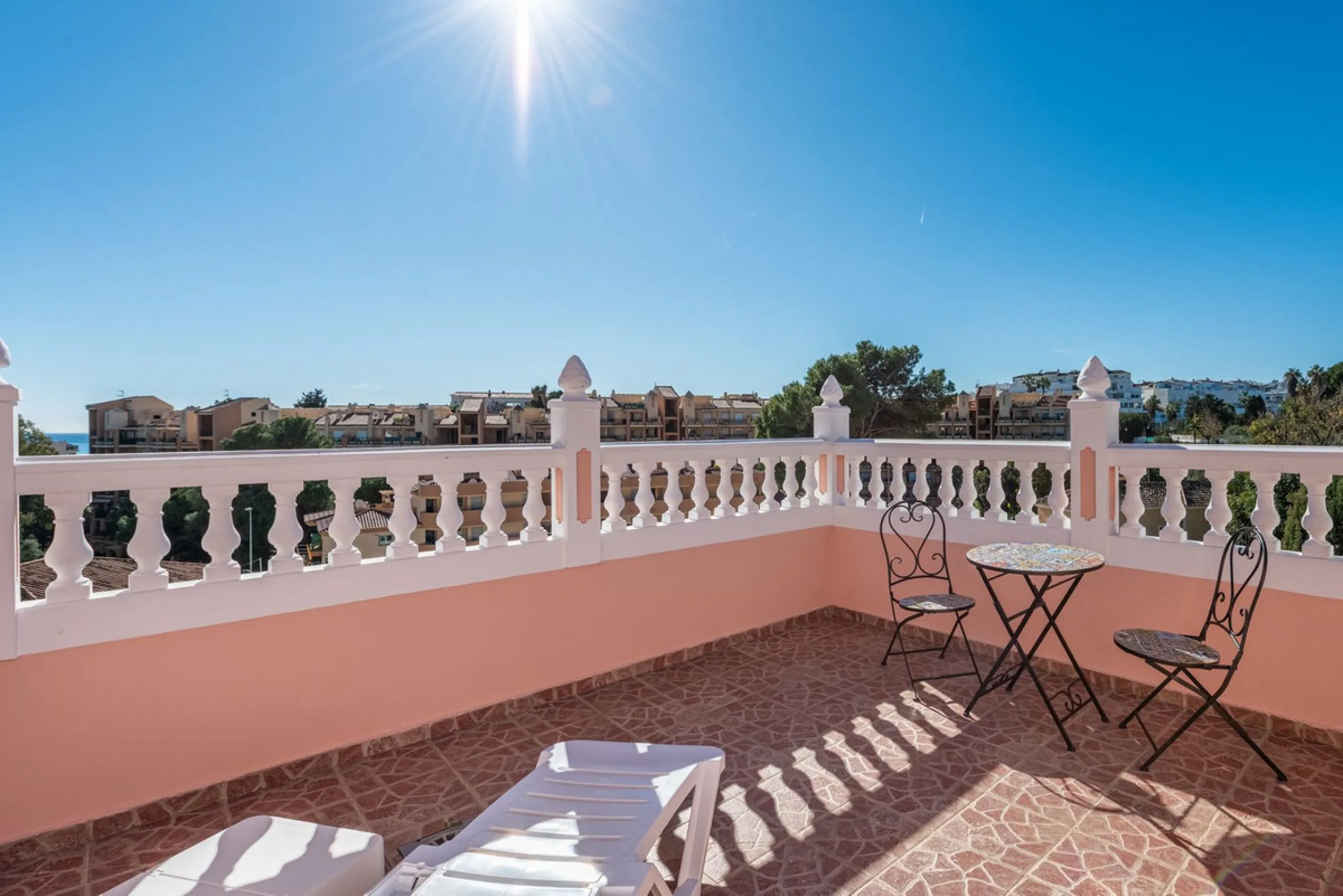 Welcome to Casa Rosa in Torreblanca, a newly renovated detached villa with a private pool that is both heated and illuminated – perfect for relaxation and entertaining all year round. This villa enjoys an unbeatable location, just 600 meters from the beac