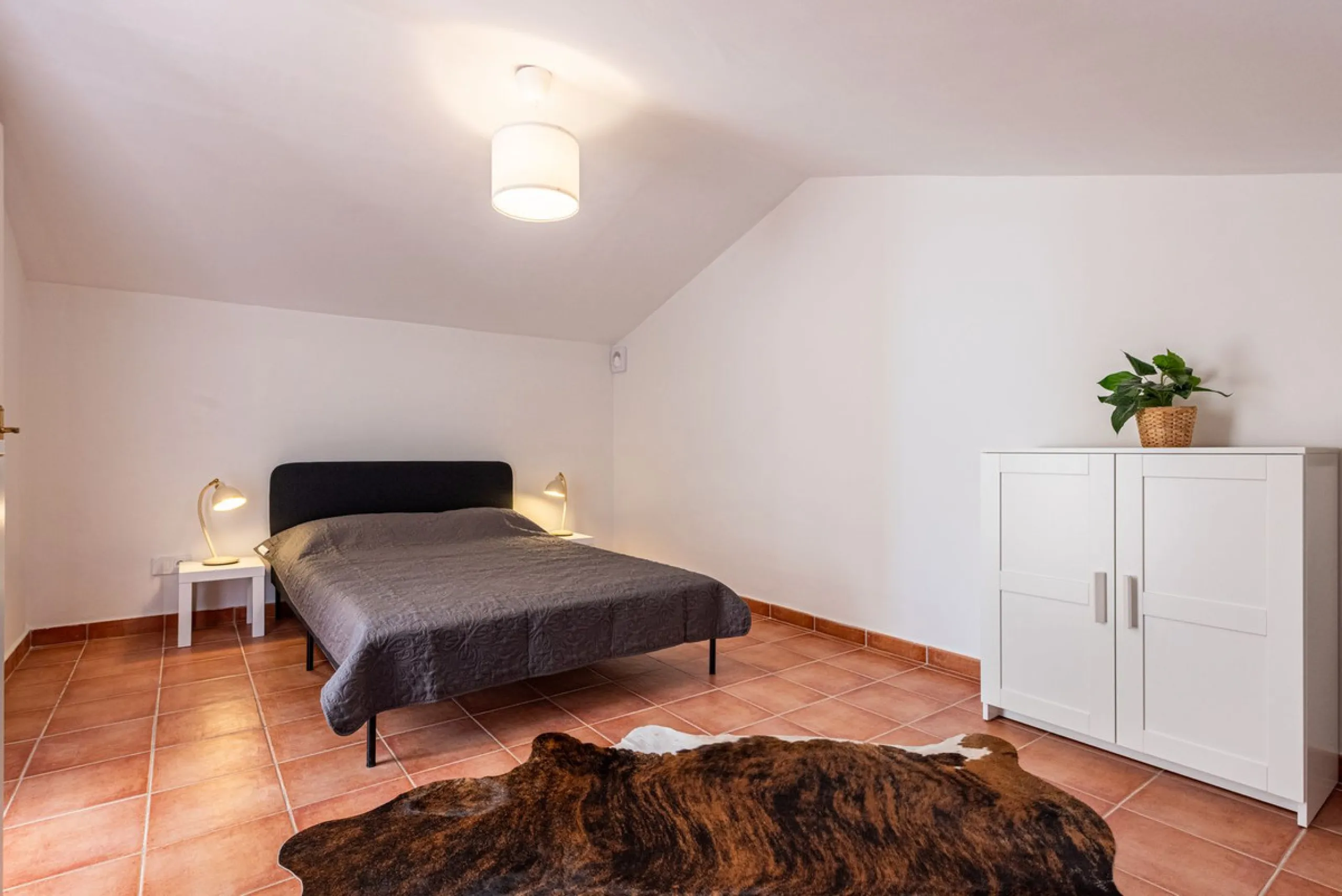 Welcome to Casa Rosa in Torreblanca, a newly renovated detached villa with a private pool that is both heated and illuminated – perfect for relaxation and entertaining all year round. This villa enjoys an unbeatable location, just 600 meters from the beac