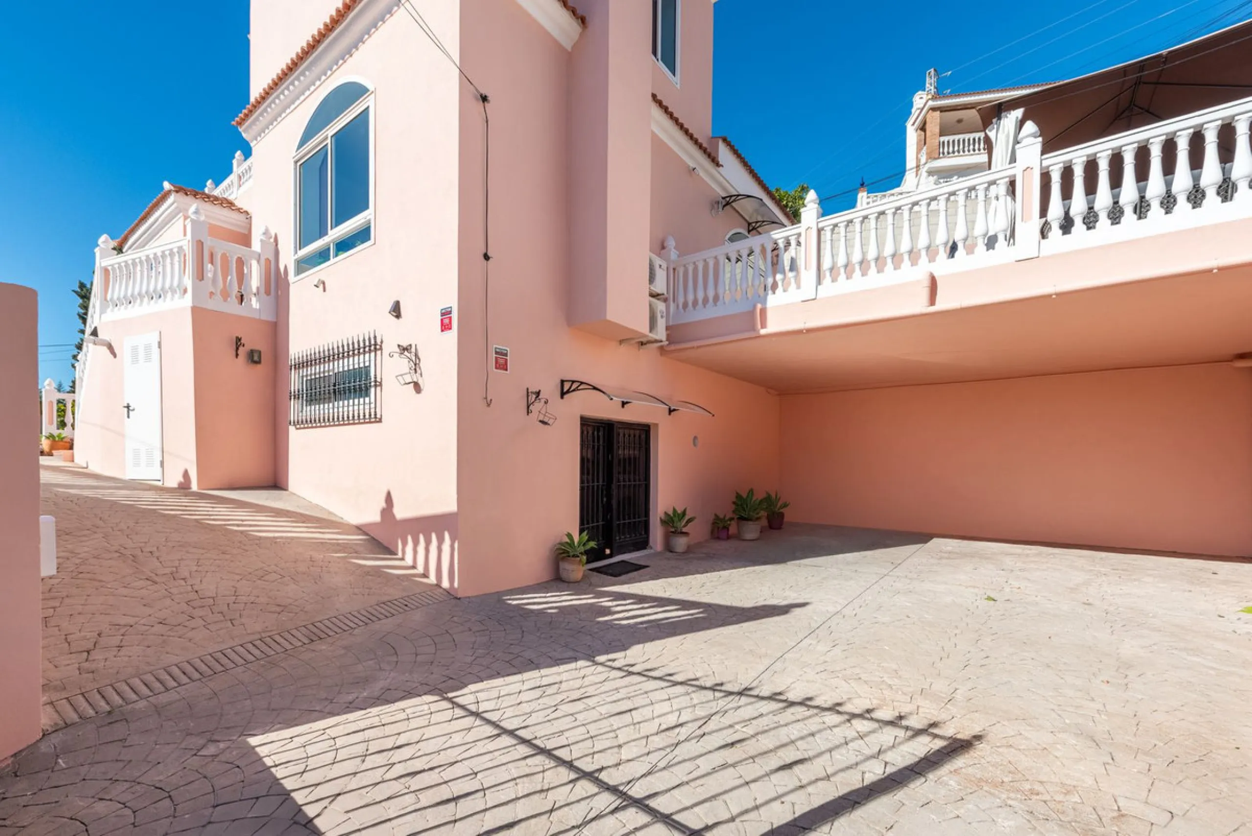 Welcome to Casa Rosa in Torreblanca, a newly renovated detached villa with a private pool that is both heated and illuminated – perfect for relaxation and entertaining all year round. This villa enjoys an unbeatable location, just 600 meters from the beac