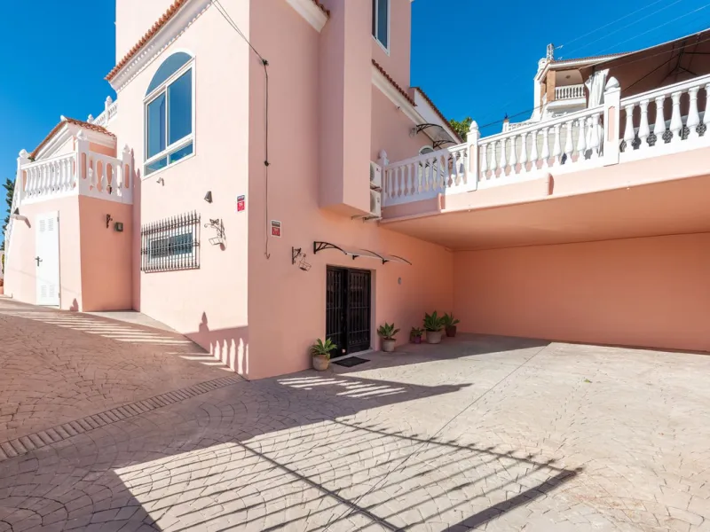 Welcome to Casa Rosa in Torreblanca, a newly renovated detached villa with a private pool that is both heated and illuminated – perfect for relaxation and entertaining all year round. This villa enjoys an unbeatable location, just 600 meters from the beac