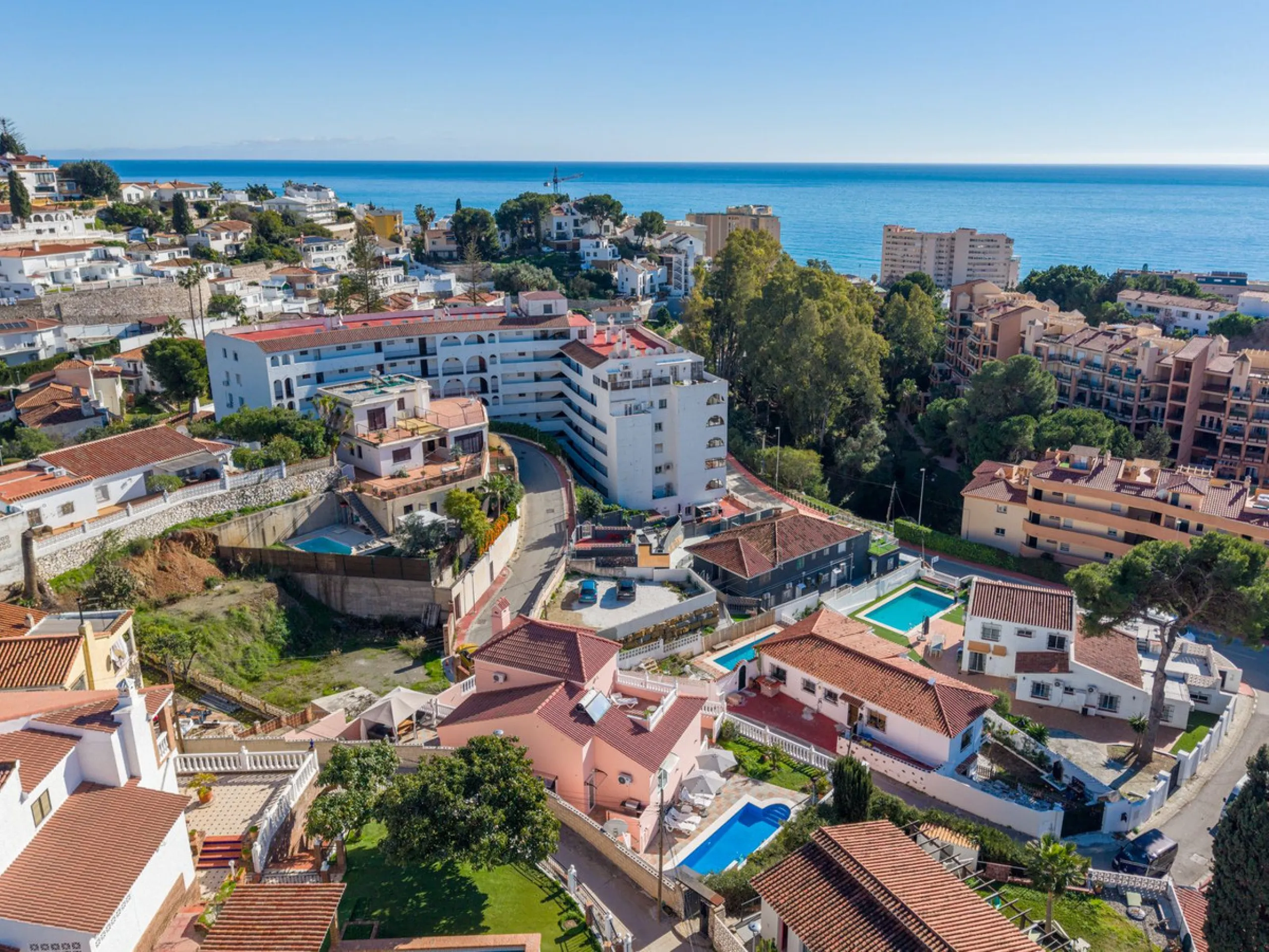 Welcome to Casa Rosa in Torreblanca, a newly renovated detached villa with a private pool that is both heated and illuminated – perfect for relaxation and entertaining all year round. This villa enjoys an unbeatable location, just 600 meters from the beac