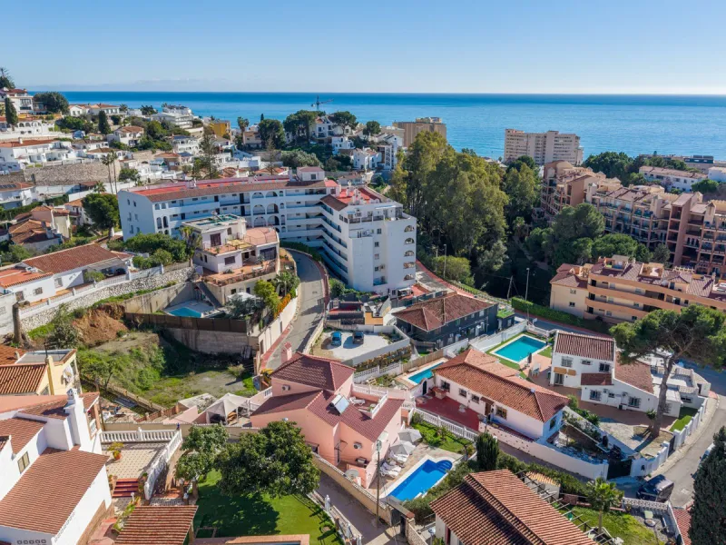 Welcome to Casa Rosa in Torreblanca, a newly renovated detached villa with a private pool that is both heated and illuminated – perfect for relaxation and entertaining all year round. This villa enjoys an unbeatable location, just 600 meters from the beac