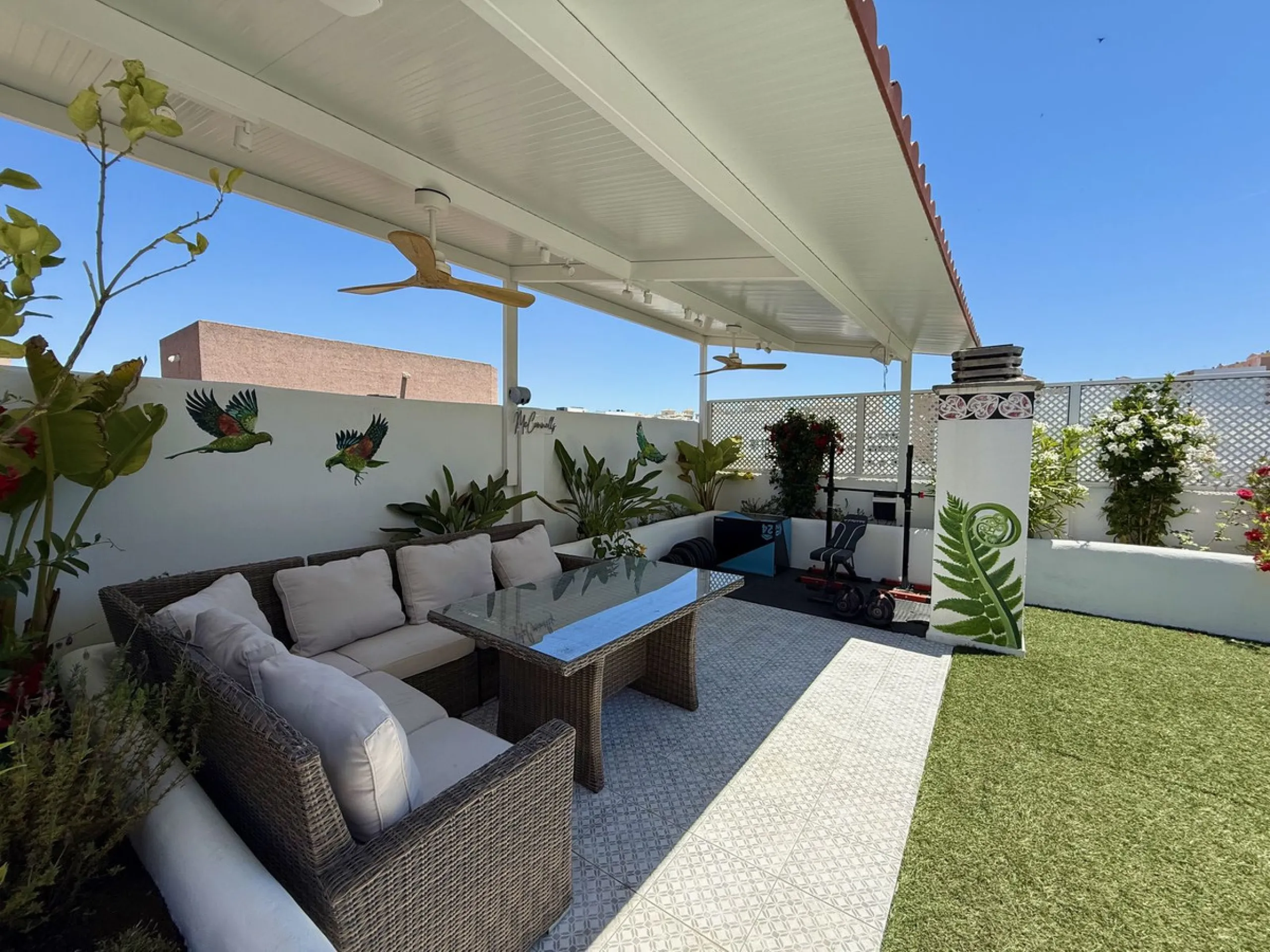 Penthouse in Central Estepona with 98 m² Terrace, Fully Equipped Outdoor Kitchen, Gym Area & Rental License!