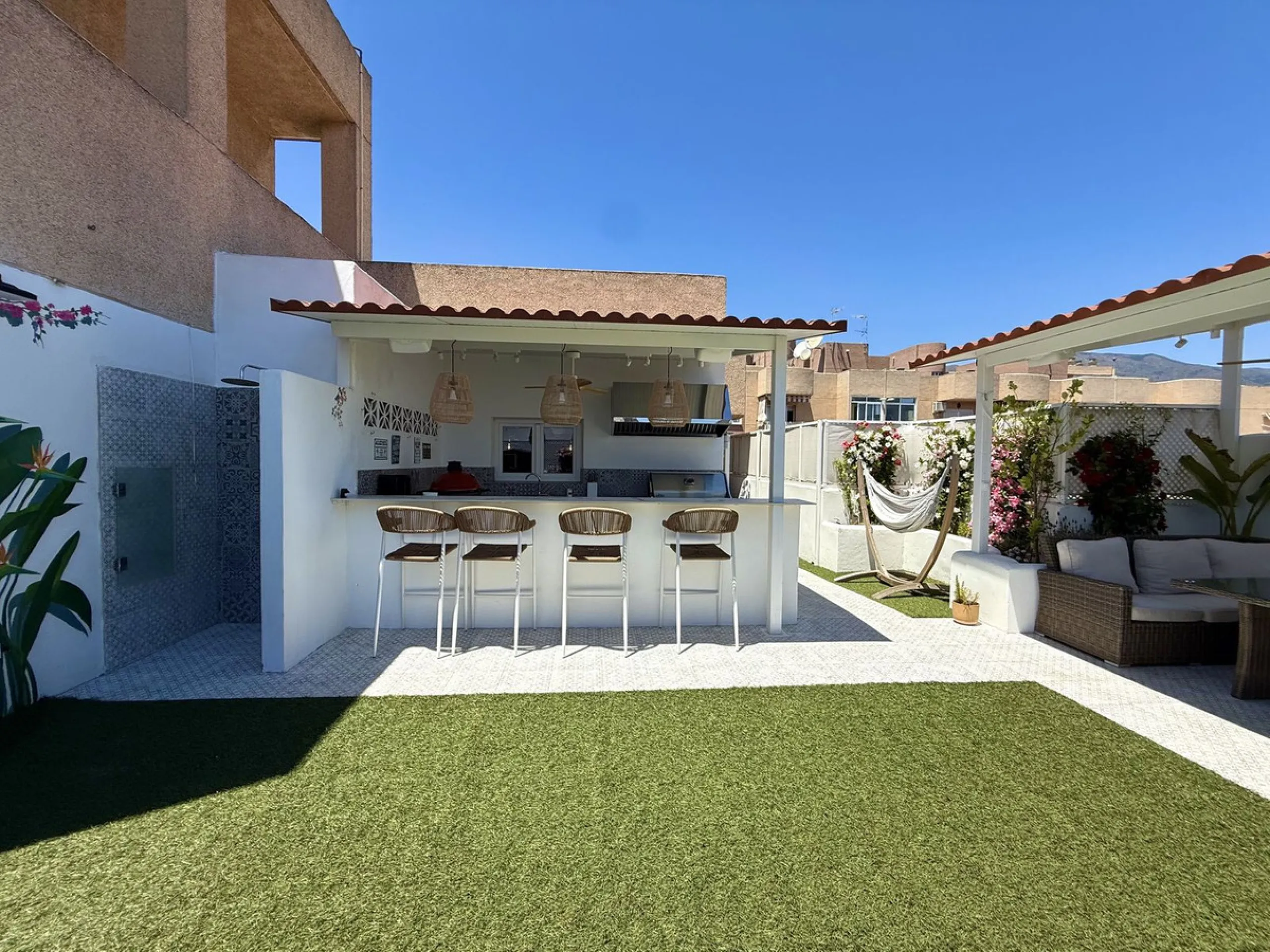 Penthouse in Central Estepona with 98 m² Terrace, Fully Equipped Outdoor Kitchen, Gym Area & Rental License!