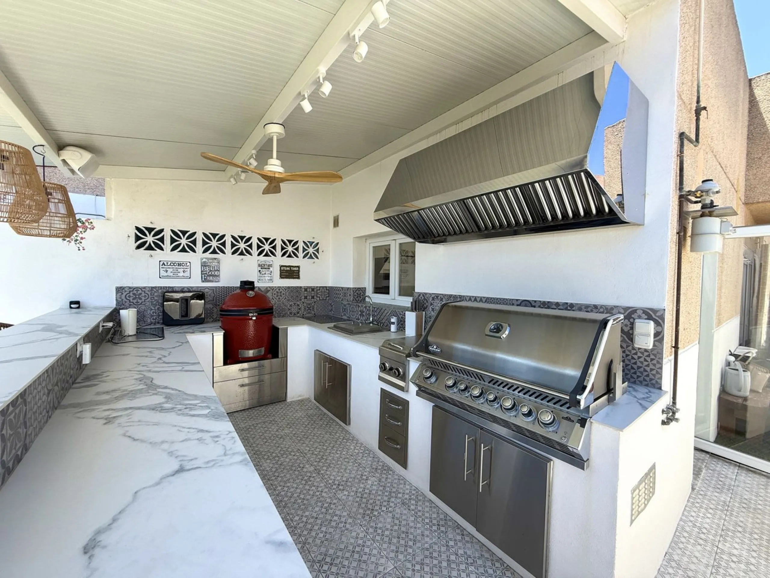 Penthouse in Central Estepona with 98 m² Terrace, Fully Equipped Outdoor Kitchen, Gym Area & Rental License!