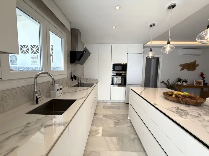 Penthouse in Central Estepona with 98 m² Terrace, Fully Equipped Outdoor Kitchen, Gym Area & Rental License!