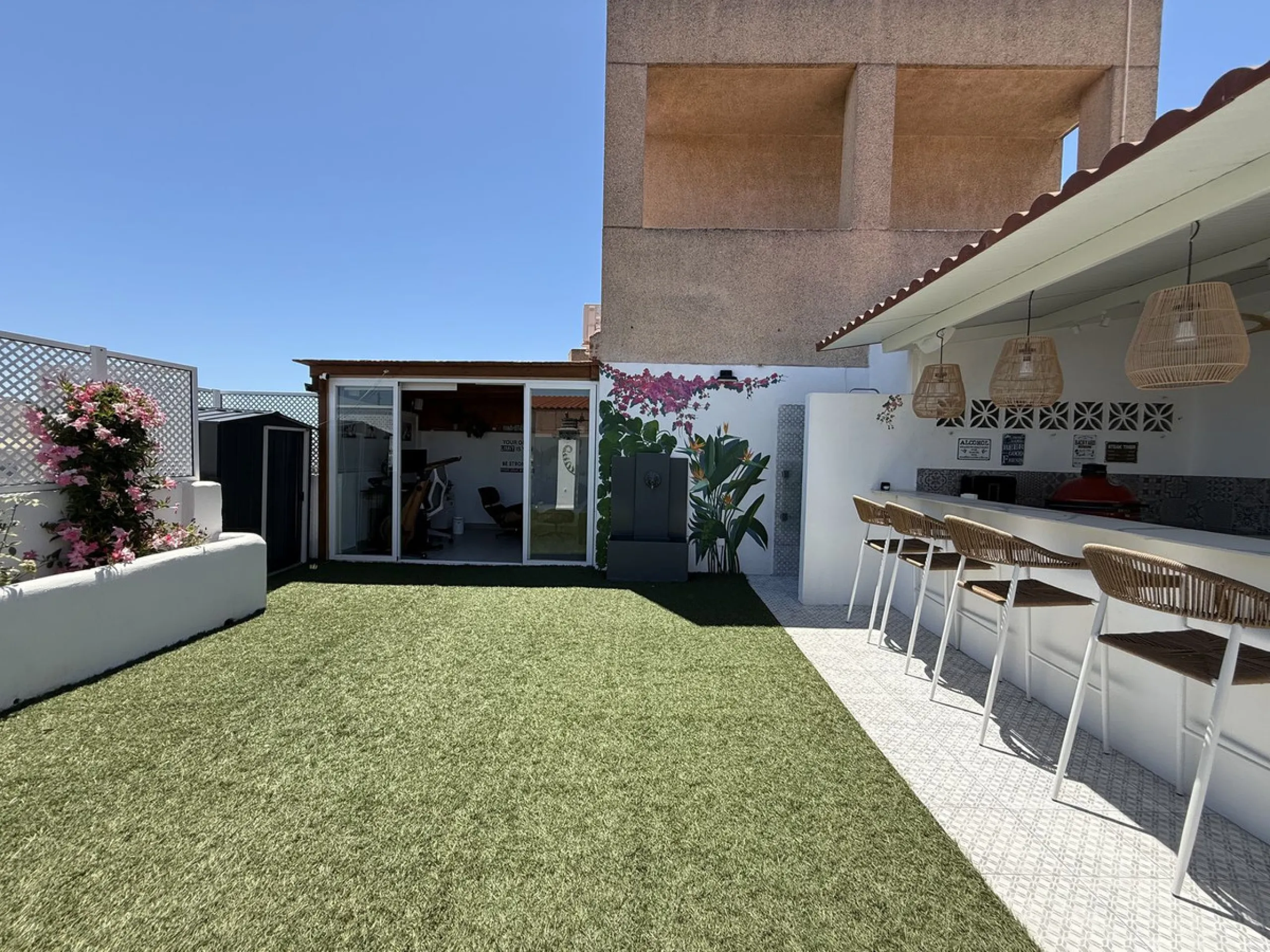 Penthouse in Central Estepona with 98 m² Terrace, Fully Equipped Outdoor Kitchen, Gym Area & Rental License!