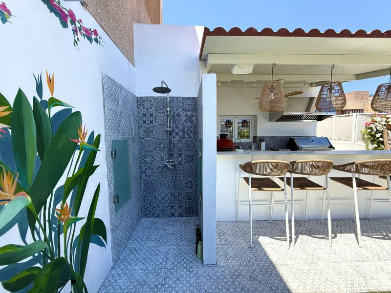 Penthouse in Central Estepona with 98 m² Terrace, Fully Equipped Outdoor Kitchen, Gym Area & Rental License!