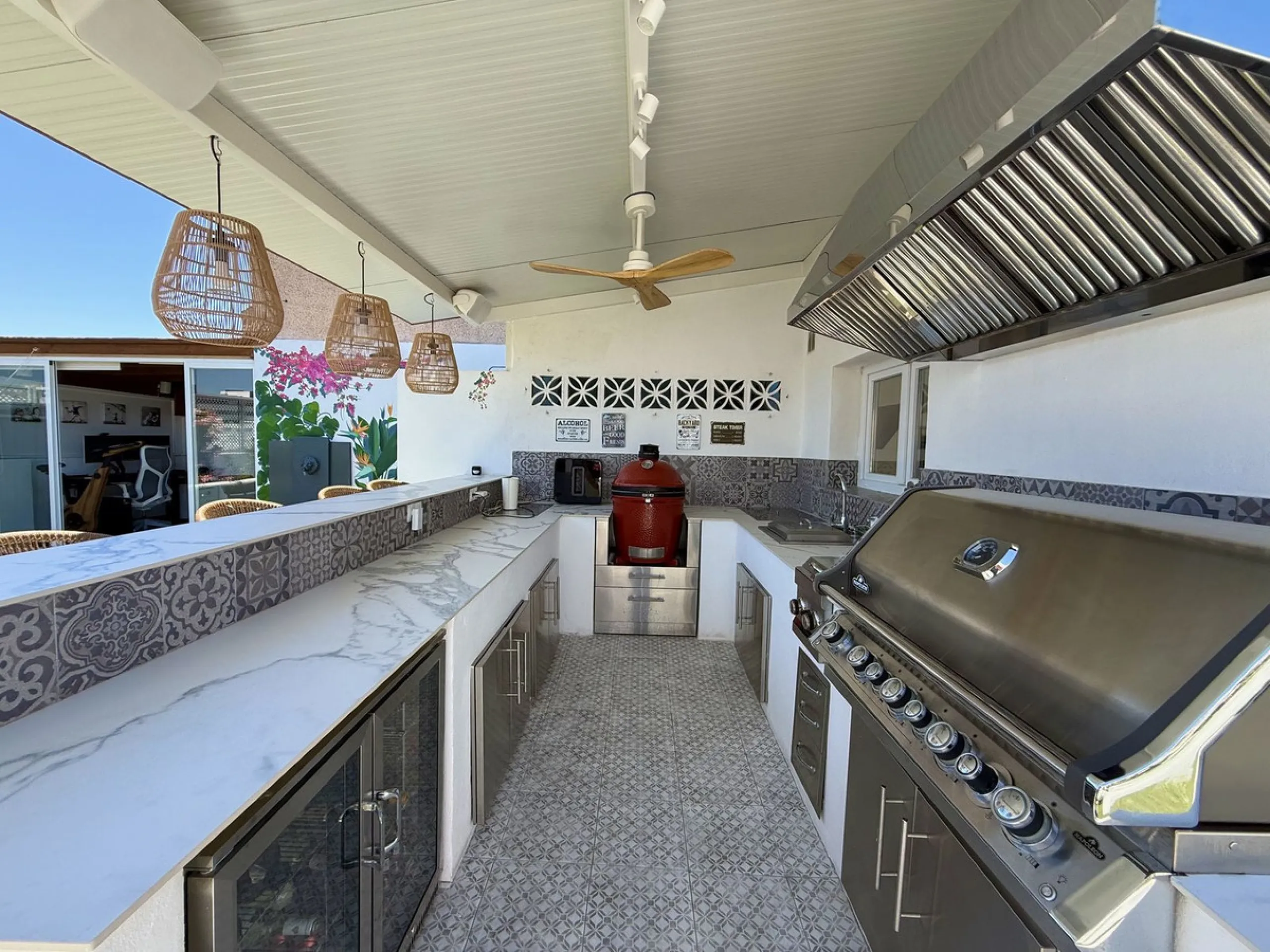 Penthouse in Central Estepona with 98 m² Terrace, Fully Equipped Outdoor Kitchen, Gym Area & Rental License!