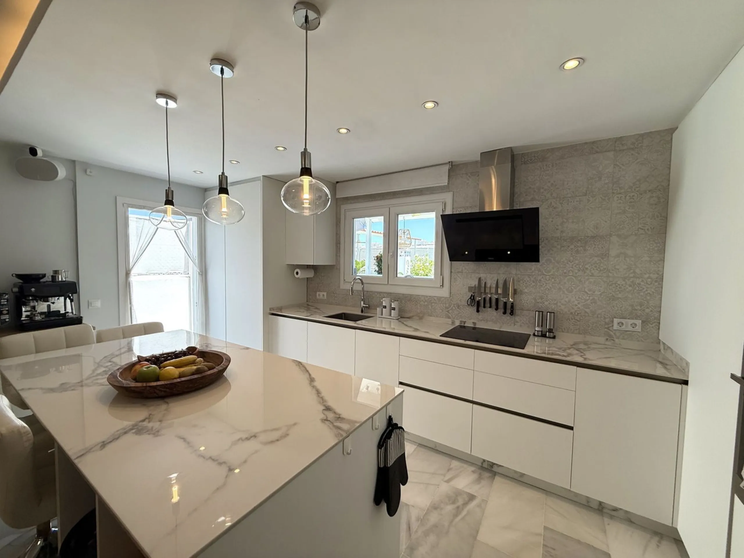 Penthouse in Central Estepona with 98 m² Terrace, Fully Equipped Outdoor Kitchen, Gym Area & Rental License!