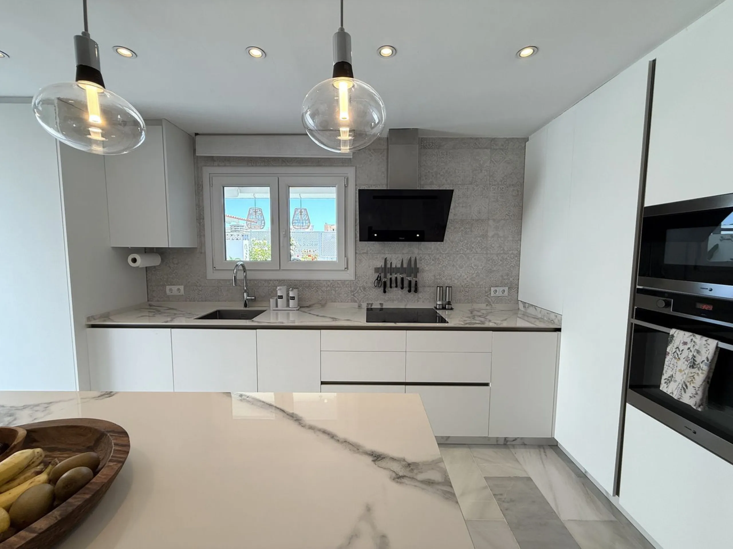 Penthouse in Central Estepona with 98 m² Terrace, Fully Equipped Outdoor Kitchen, Gym Area & Rental License!