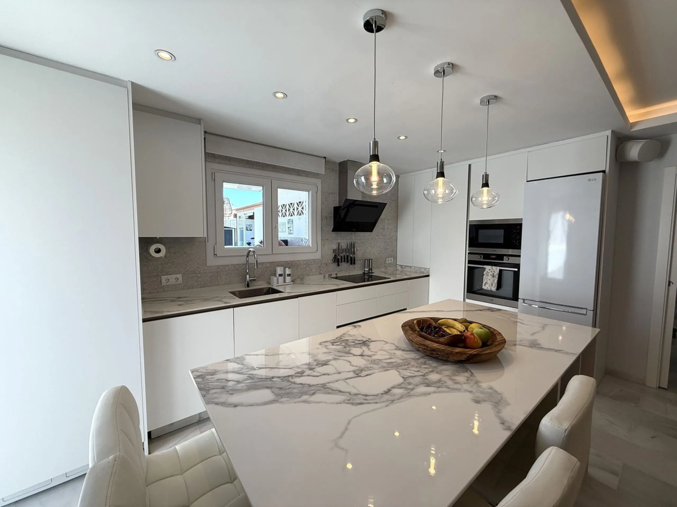 Penthouse in Central Estepona with 98 m² Terrace, Fully Equipped Outdoor Kitchen, Gym Area & Rental License!