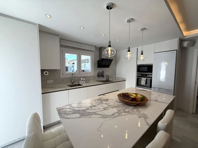Penthouse in Central Estepona with 98 m² Terrace, Fully Equipped Outdoor Kitchen, Gym Area & Rental License!