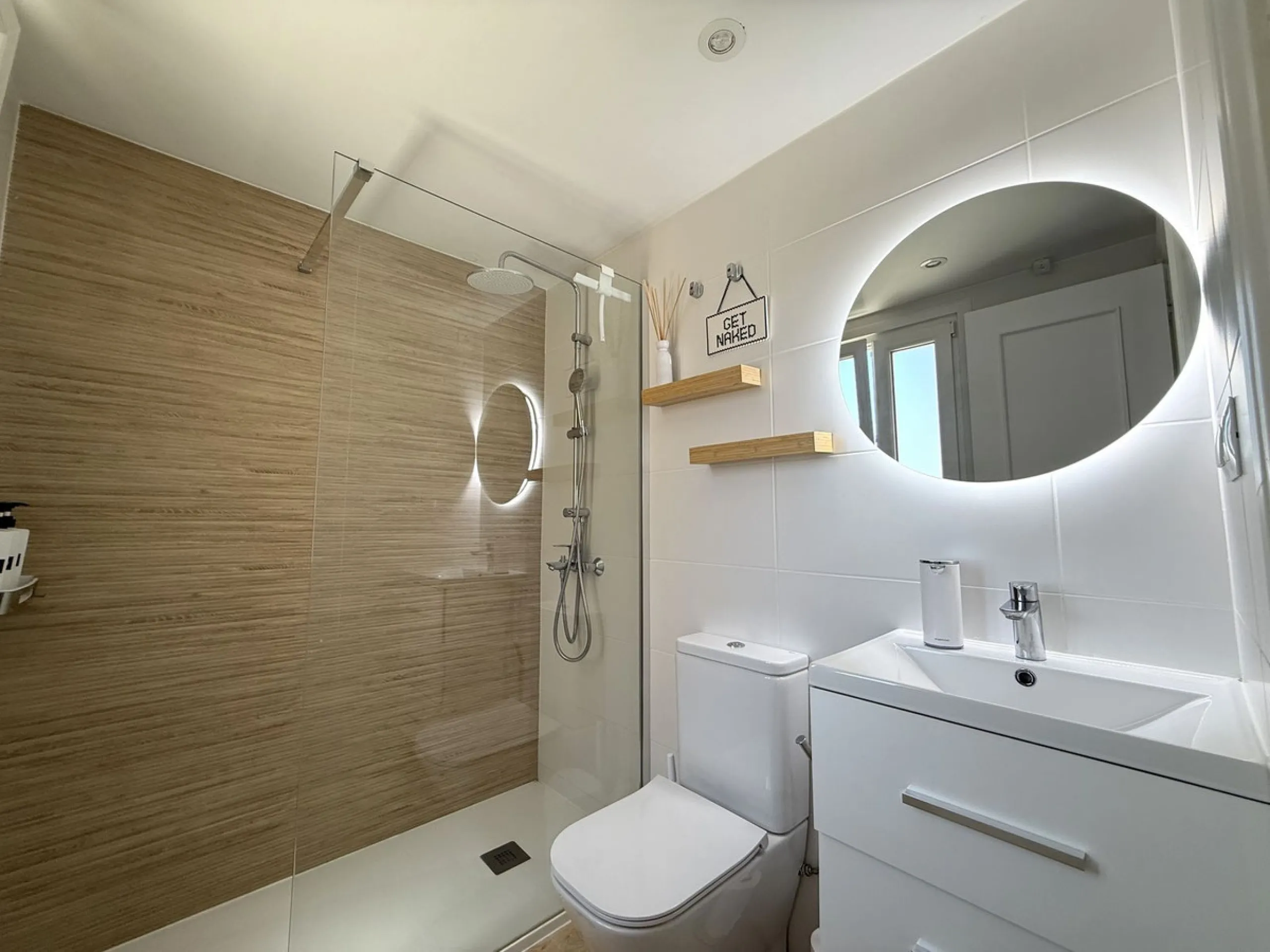Penthouse in Central Estepona with 98 m² Terrace, Fully Equipped Outdoor Kitchen, Gym Area & Rental License!
