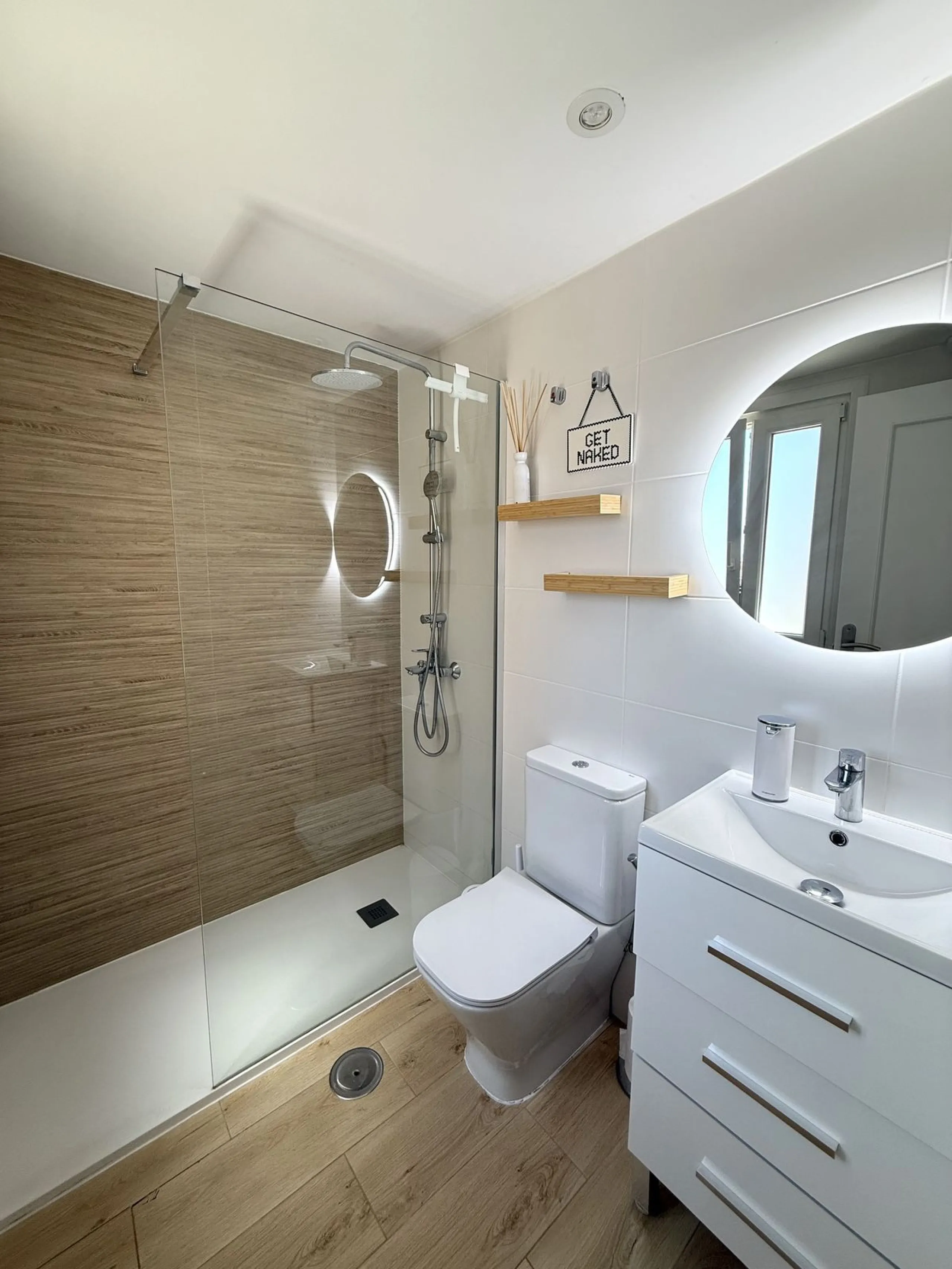 Penthouse in Central Estepona with 98 m² Terrace, Fully Equipped Outdoor Kitchen, Gym Area & Rental License!