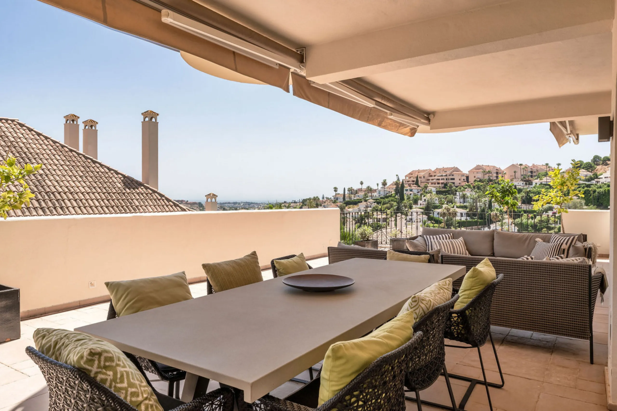 Duplex Solara is an exceptional duplex apartment for sale in the sought-after Aloha Hill Club, located in Nueva Andalucía. This beautifully presented residence seamlessly blends contemporary architecture with sophisticated design, offering an unparalleled