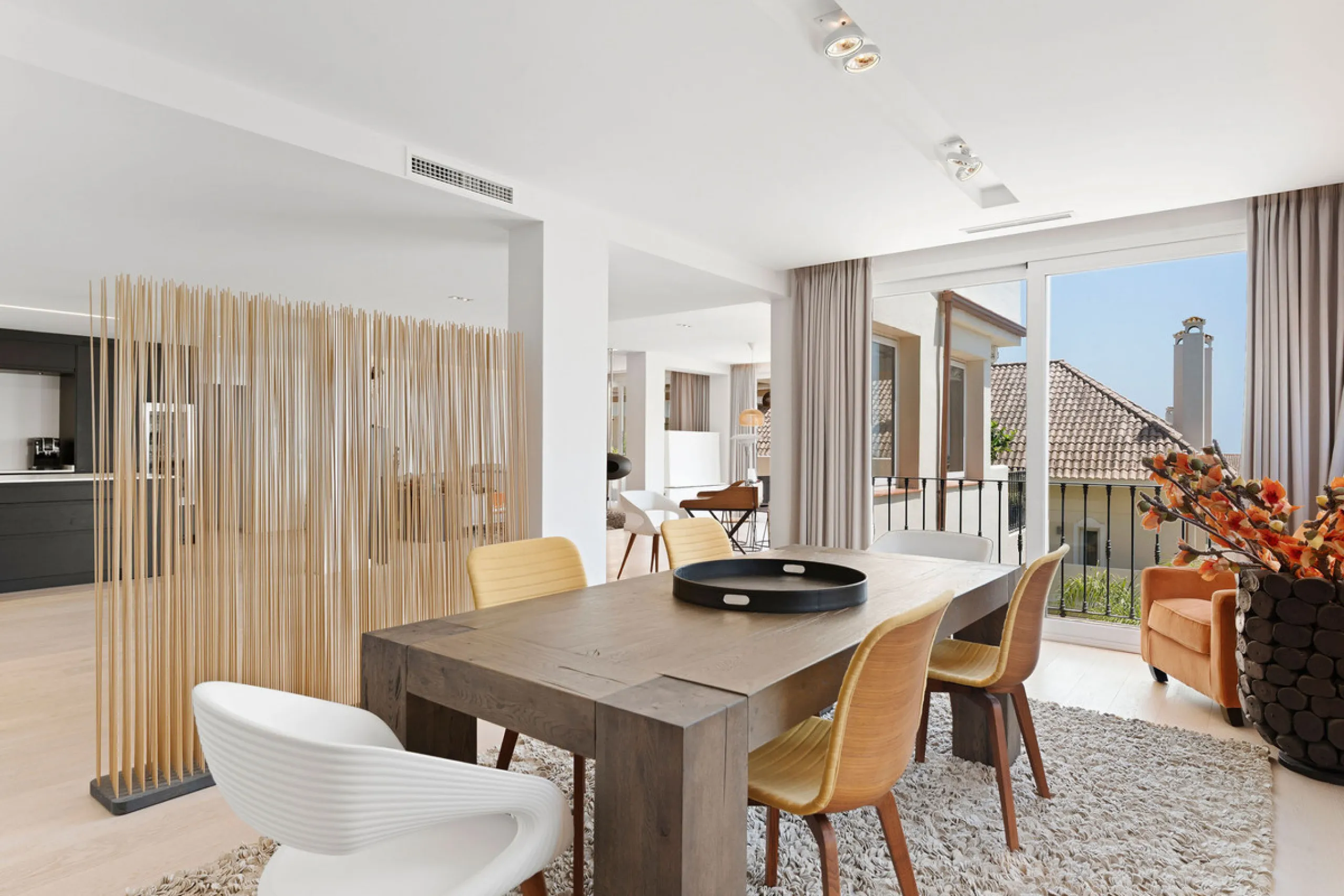 Duplex Solara is an exceptional duplex apartment for sale in the sought-after Aloha Hill Club, located in Nueva Andalucía. This beautifully presented residence seamlessly blends contemporary architecture with sophisticated design, offering an unparalleled