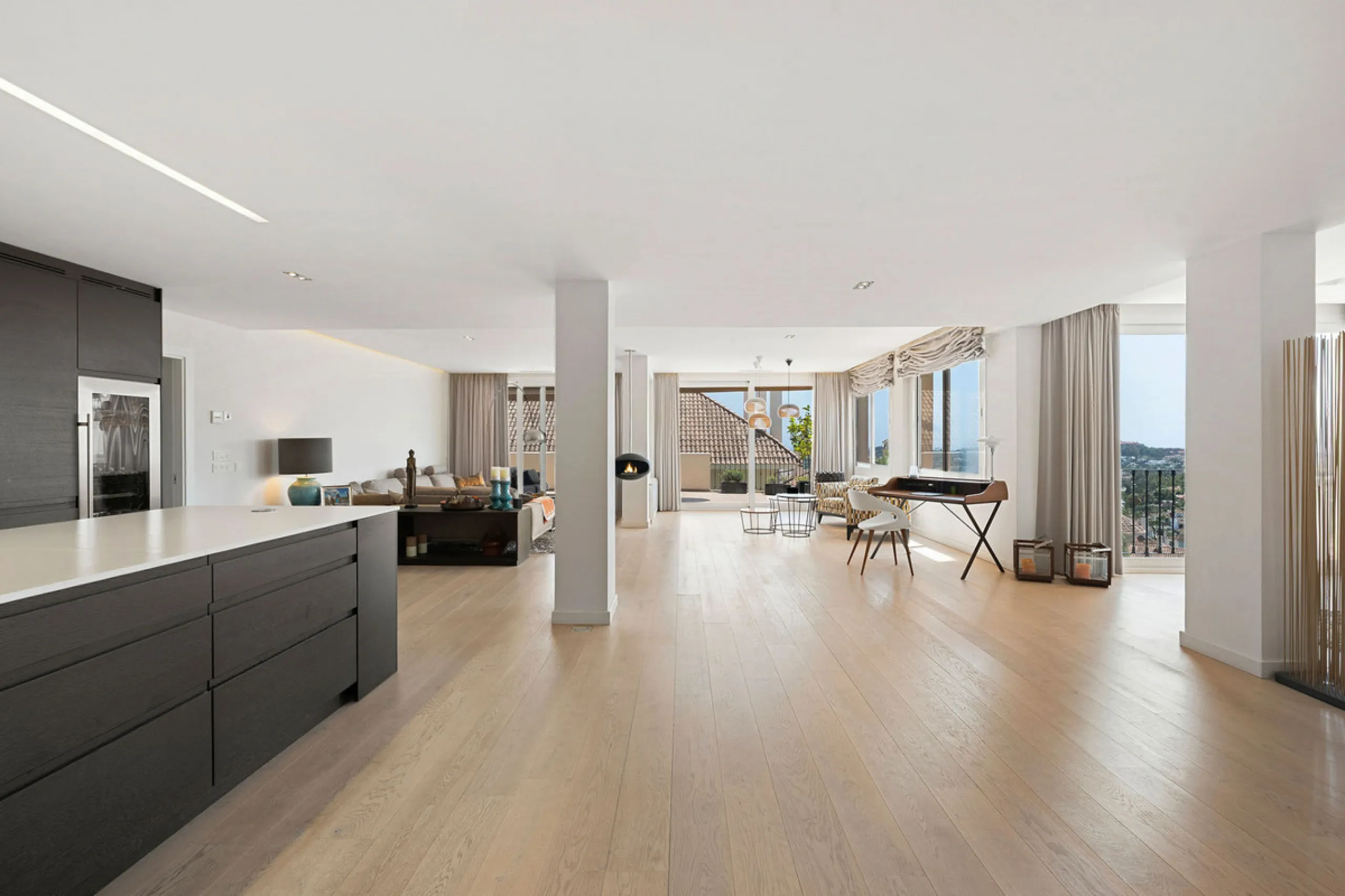 Duplex Solara is an exceptional duplex apartment for sale in the sought-after Aloha Hill Club, located in Nueva Andalucía. This beautifully presented residence seamlessly blends contemporary architecture with sophisticated design, offering an unparalleled