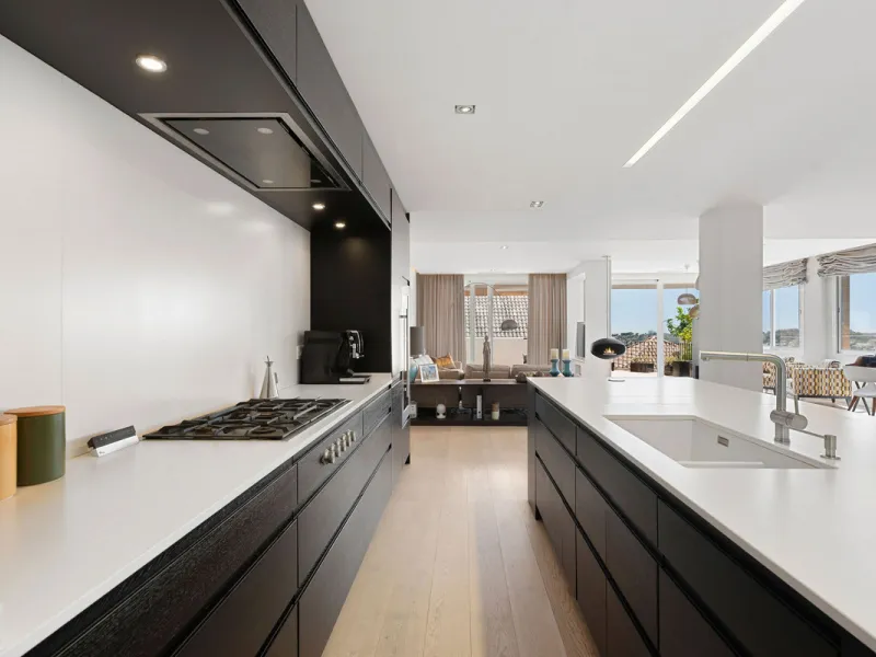 Duplex Solara is an exceptional duplex apartment for sale in the sought-after Aloha Hill Club, located in Nueva Andalucía. This beautifully presented residence seamlessly blends contemporary architecture with sophisticated design, offering an unparalleled
