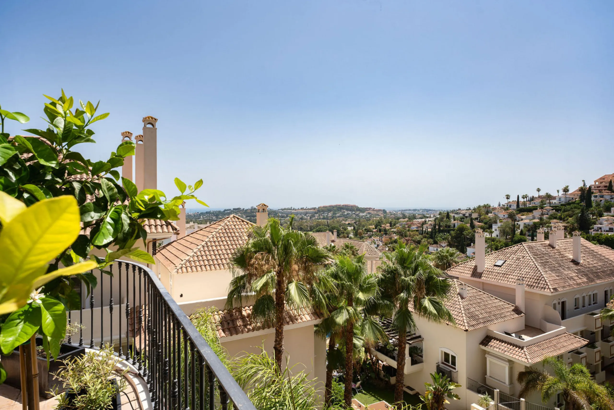 Duplex Solara is an exceptional duplex apartment for sale in the sought-after Aloha Hill Club, located in Nueva Andalucía. This beautifully presented residence seamlessly blends contemporary architecture with sophisticated design, offering an unparalleled