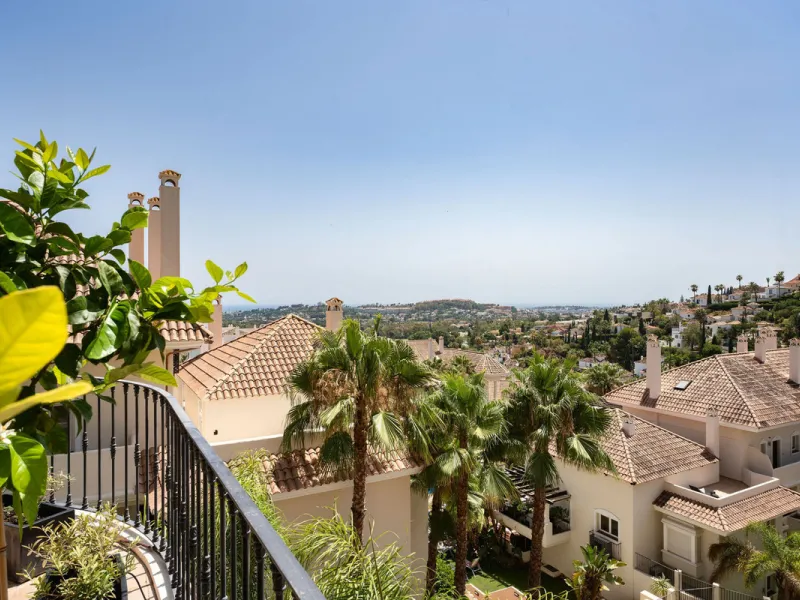 Duplex Solara is an exceptional duplex apartment for sale in the sought-after Aloha Hill Club, located in Nueva Andalucía. This beautifully presented residence seamlessly blends contemporary architecture with sophisticated design, offering an unparalleled