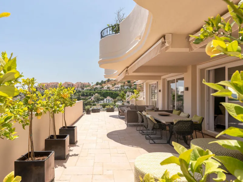 Duplex Solara is an exceptional duplex apartment for sale in the sought-after Aloha Hill Club, located in Nueva Andalucía. This beautifully presented residence seamlessly blends contemporary architecture with sophisticated design, offering an unparalleled
