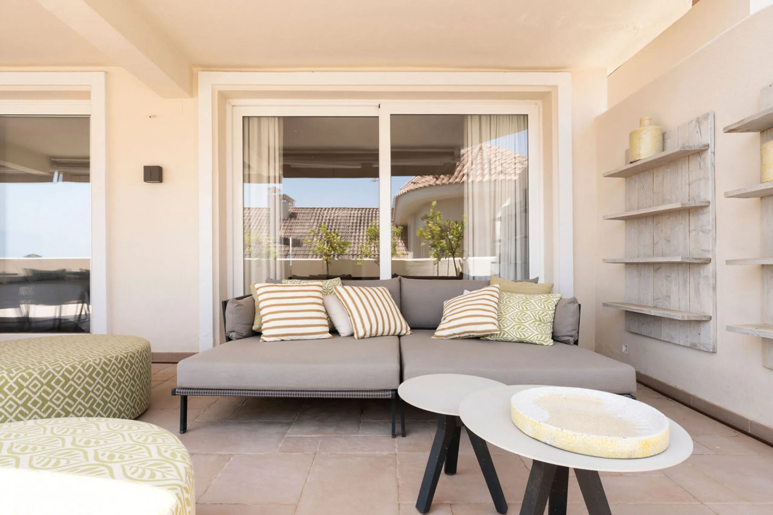 Duplex Solara is an exceptional duplex apartment for sale in the sought-after Aloha Hill Club, located in Nueva Andalucía. This beautifully presented residence seamlessly blends contemporary architecture with sophisticated design, offering an unparalleled