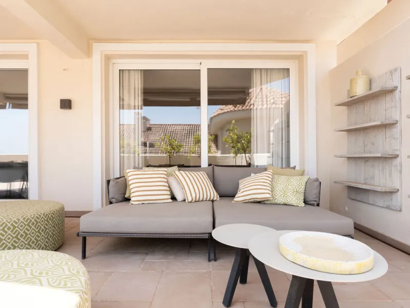 Duplex Solara is an exceptional duplex apartment for sale in the sought-after Aloha Hill Club, located in Nueva Andalucía. This beautifully presented residence seamlessly blends contemporary architecture with sophisticated design, offering an unparalleled