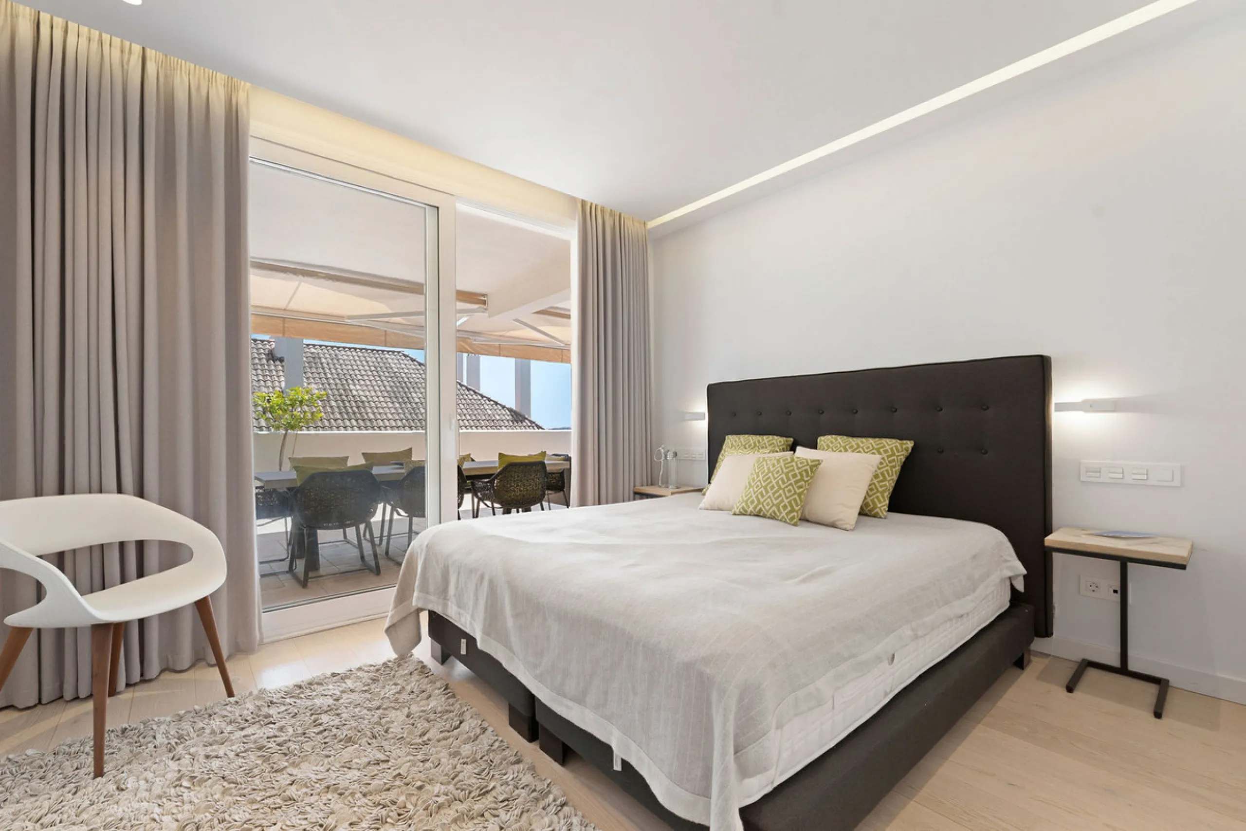 Duplex Solara is an exceptional duplex apartment for sale in the sought-after Aloha Hill Club, located in Nueva Andalucía. This beautifully presented residence seamlessly blends contemporary architecture with sophisticated design, offering an unparalleled