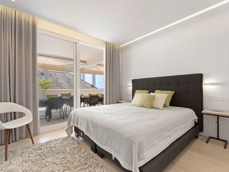 Duplex Solara is an exceptional duplex apartment for sale in the sought-after Aloha Hill Club, located in Nueva Andalucía. This beautifully presented residence seamlessly blends contemporary architecture with sophisticated design, offering an unparalleled
