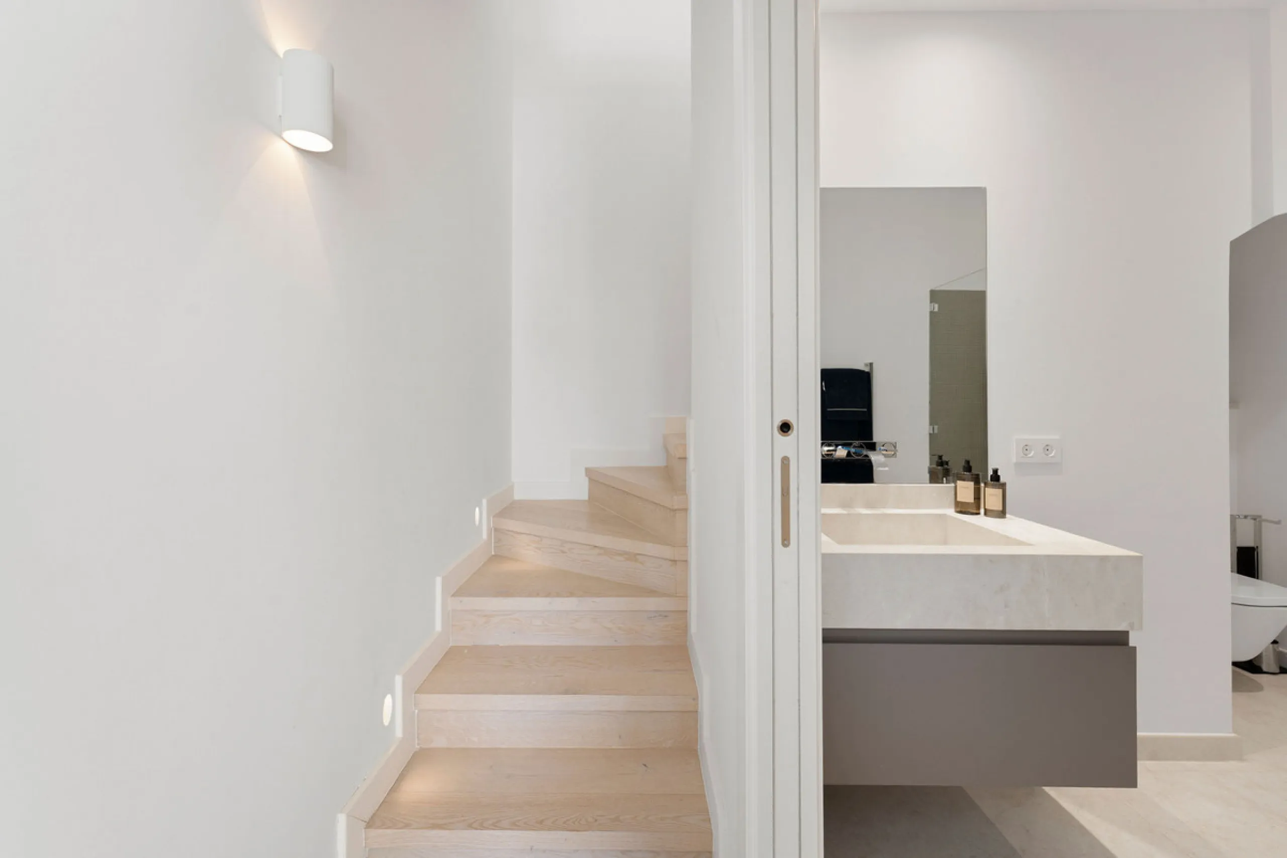 Duplex Solara is an exceptional duplex apartment for sale in the sought-after Aloha Hill Club, located in Nueva Andalucía. This beautifully presented residence seamlessly blends contemporary architecture with sophisticated design, offering an unparalleled