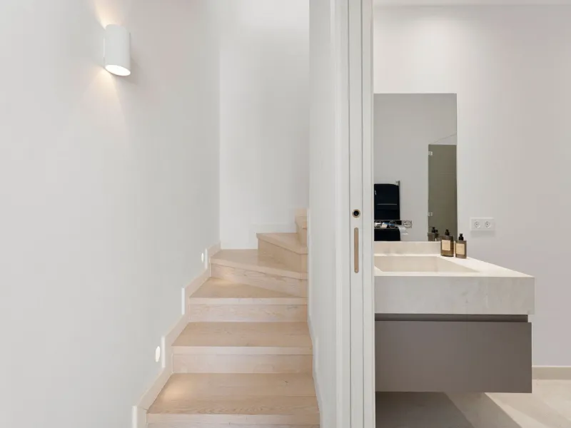 Duplex Solara is an exceptional duplex apartment for sale in the sought-after Aloha Hill Club, located in Nueva Andalucía. This beautifully presented residence seamlessly blends contemporary architecture with sophisticated design, offering an unparalleled