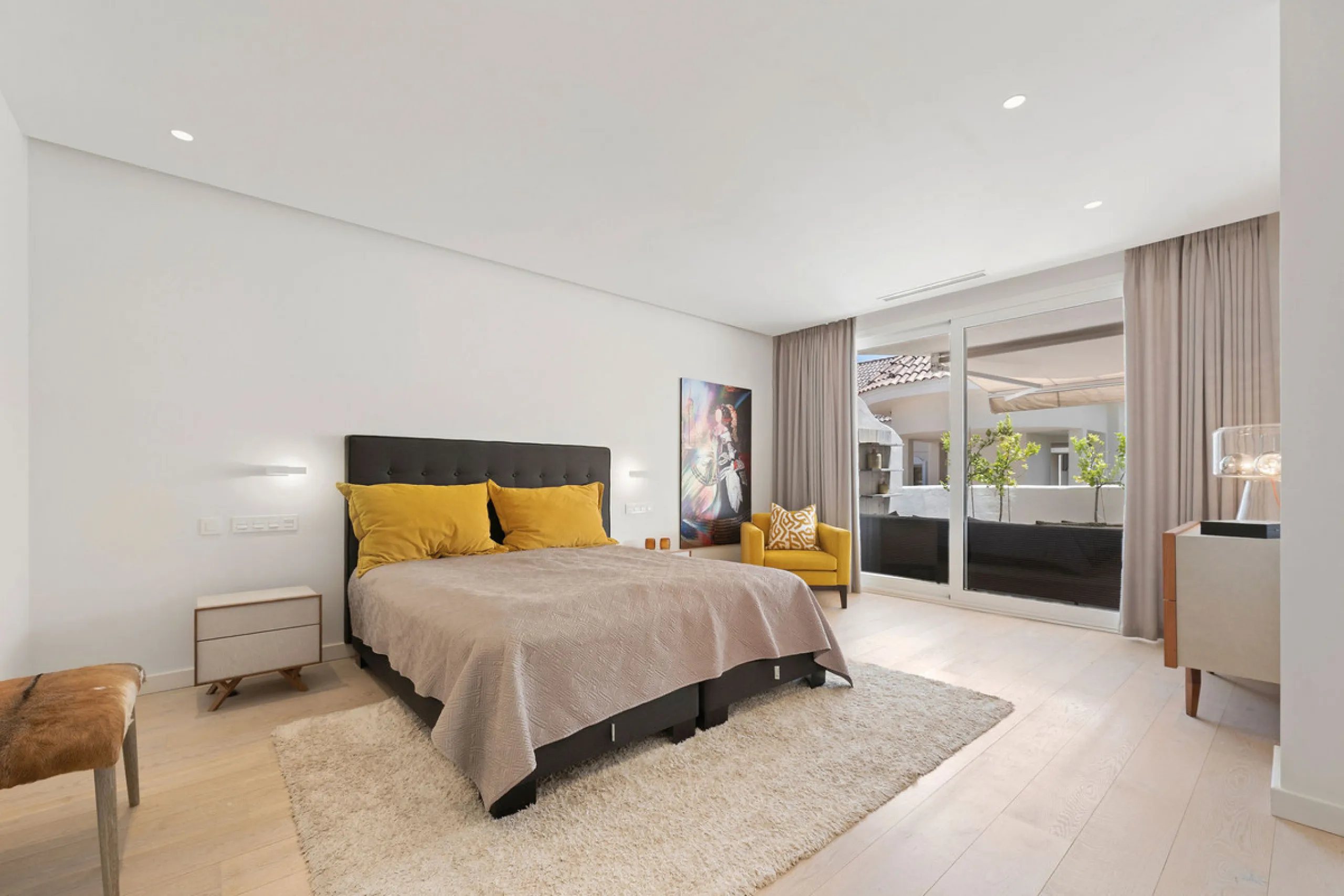 Duplex Solara is an exceptional duplex apartment for sale in the sought-after Aloha Hill Club, located in Nueva Andalucía. This beautifully presented residence seamlessly blends contemporary architecture with sophisticated design, offering an unparalleled