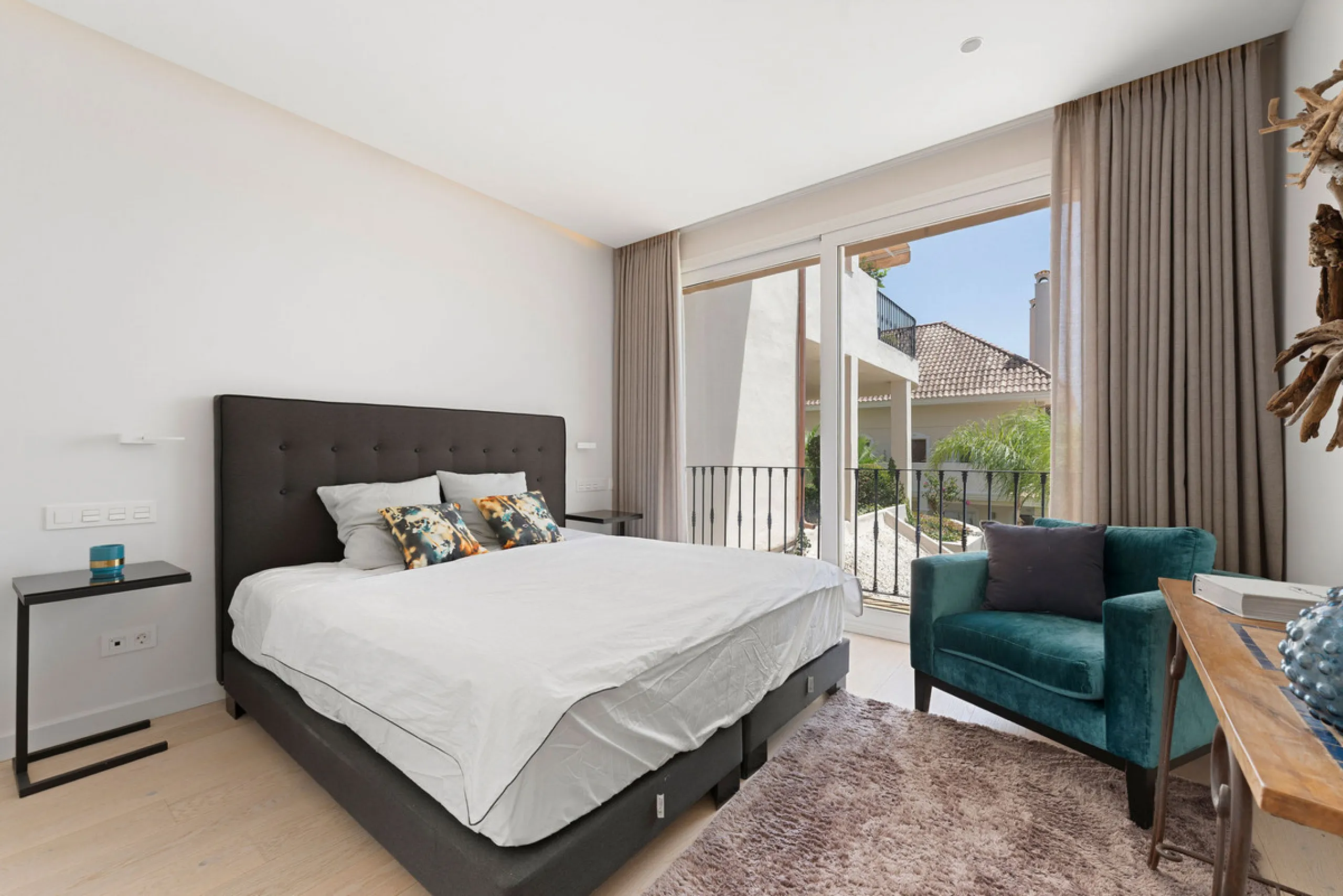 Duplex Solara is an exceptional duplex apartment for sale in the sought-after Aloha Hill Club, located in Nueva Andalucía. This beautifully presented residence seamlessly blends contemporary architecture with sophisticated design, offering an unparalleled
