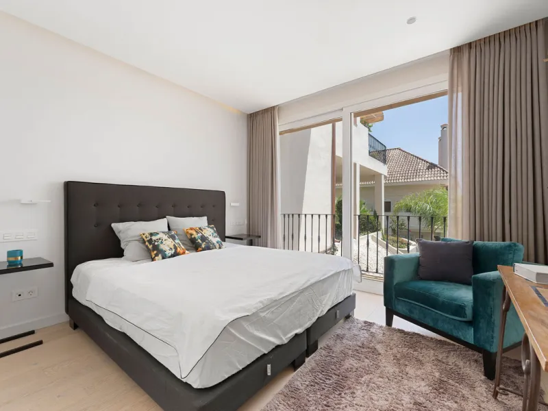 Duplex Solara is an exceptional duplex apartment for sale in the sought-after Aloha Hill Club, located in Nueva Andalucía. This beautifully presented residence seamlessly blends contemporary architecture with sophisticated design, offering an unparalleled