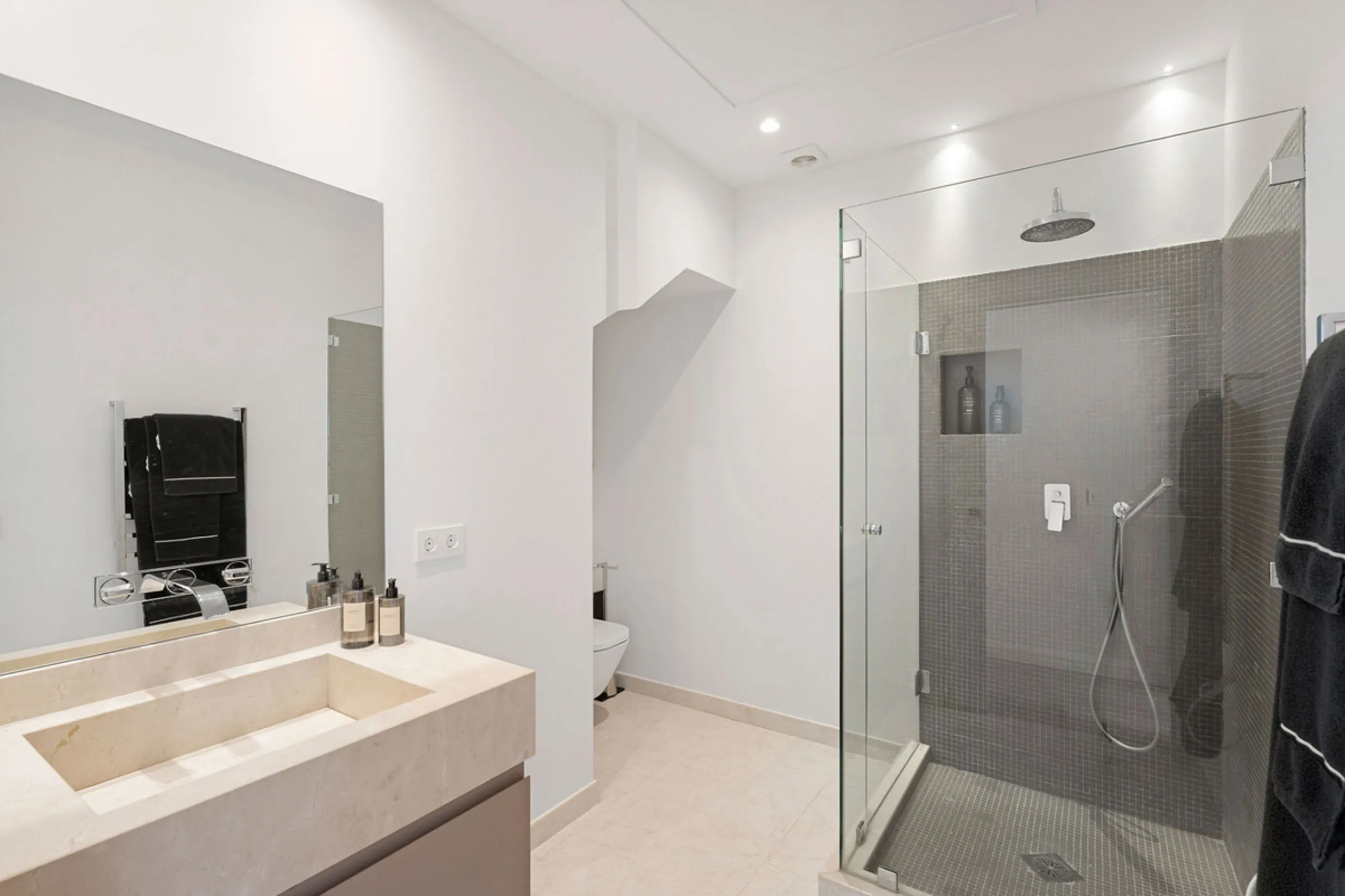 Duplex Solara is an exceptional duplex apartment for sale in the sought-after Aloha Hill Club, located in Nueva Andalucía. This beautifully presented residence seamlessly blends contemporary architecture with sophisticated design, offering an unparalleled
