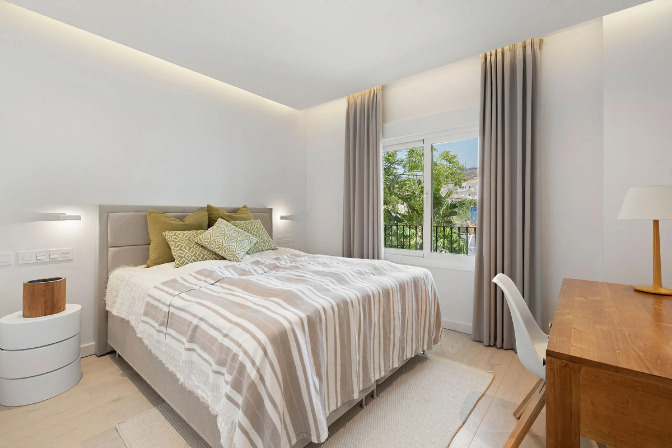 Duplex Solara is an exceptional duplex apartment for sale in the sought-after Aloha Hill Club, located in Nueva Andalucía. This beautifully presented residence seamlessly blends contemporary architecture with sophisticated design, offering an unparalleled