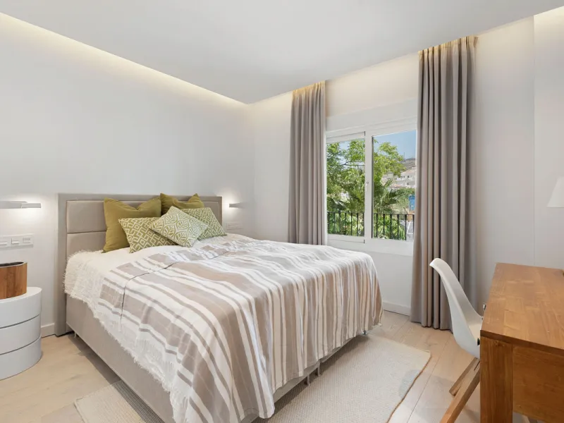 Duplex Solara is an exceptional duplex apartment for sale in the sought-after Aloha Hill Club, located in Nueva Andalucía. This beautifully presented residence seamlessly blends contemporary architecture with sophisticated design, offering an unparalleled