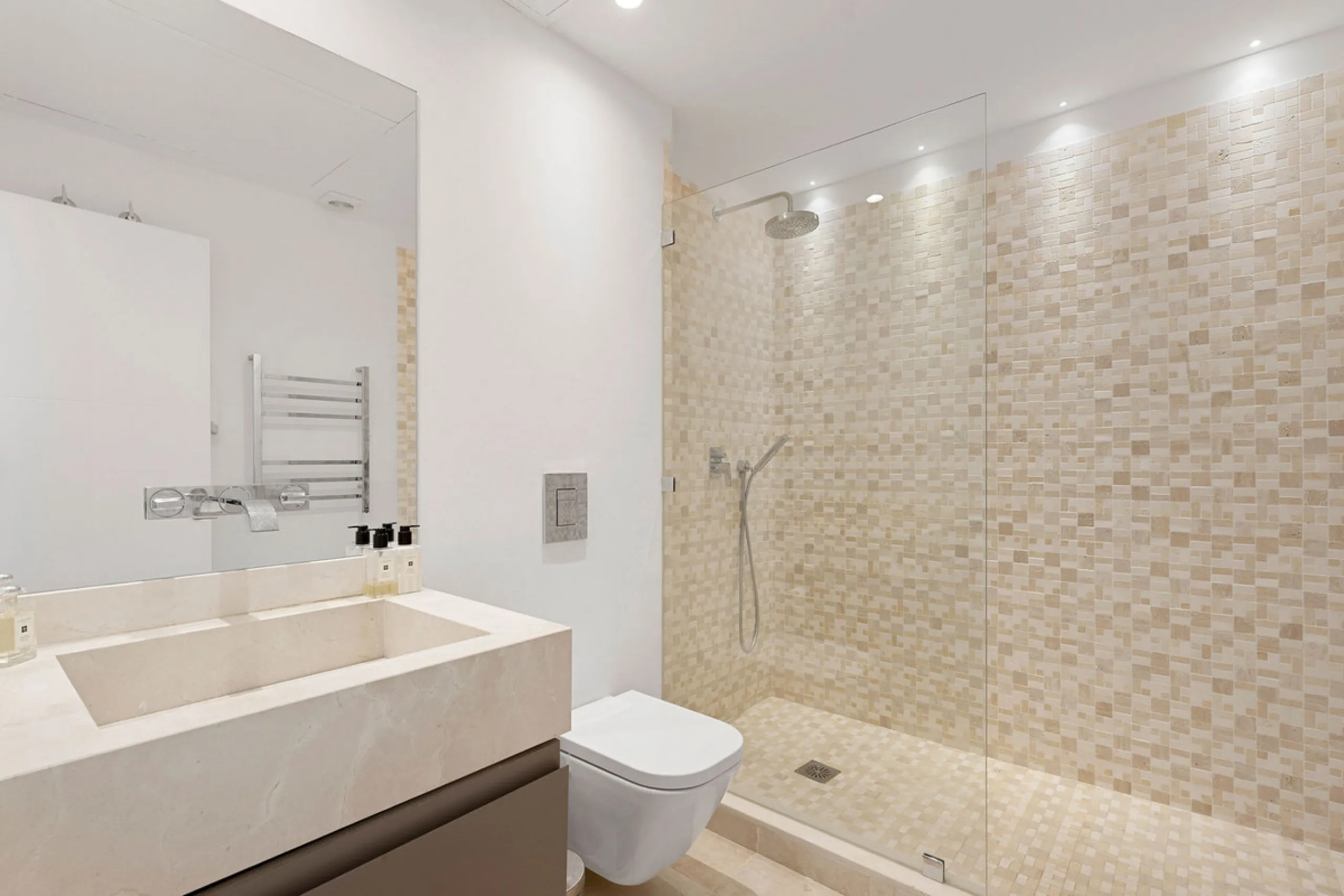 Duplex Solara is an exceptional duplex apartment for sale in the sought-after Aloha Hill Club, located in Nueva Andalucía. This beautifully presented residence seamlessly blends contemporary architecture with sophisticated design, offering an unparalleled