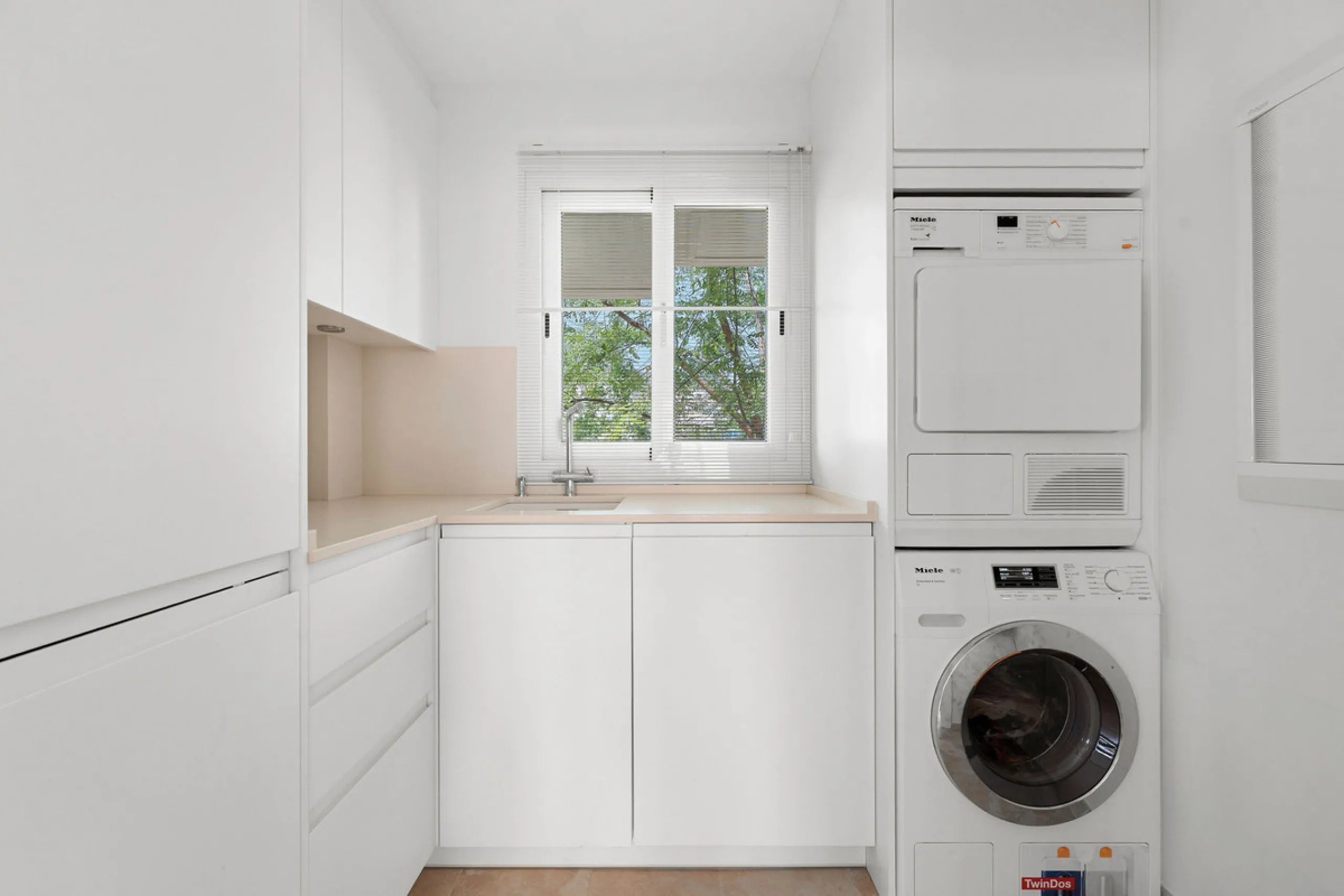 Duplex Solara is an exceptional duplex apartment for sale in the sought-after Aloha Hill Club, located in Nueva Andalucía. This beautifully presented residence seamlessly blends contemporary architecture with sophisticated design, offering an unparalleled