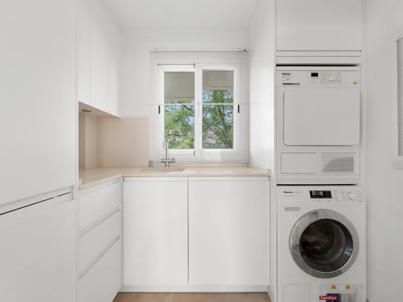 Duplex Solara is an exceptional duplex apartment for sale in the sought-after Aloha Hill Club, located in Nueva Andalucía. This beautifully presented residence seamlessly blends contemporary architecture with sophisticated design, offering an unparalleled