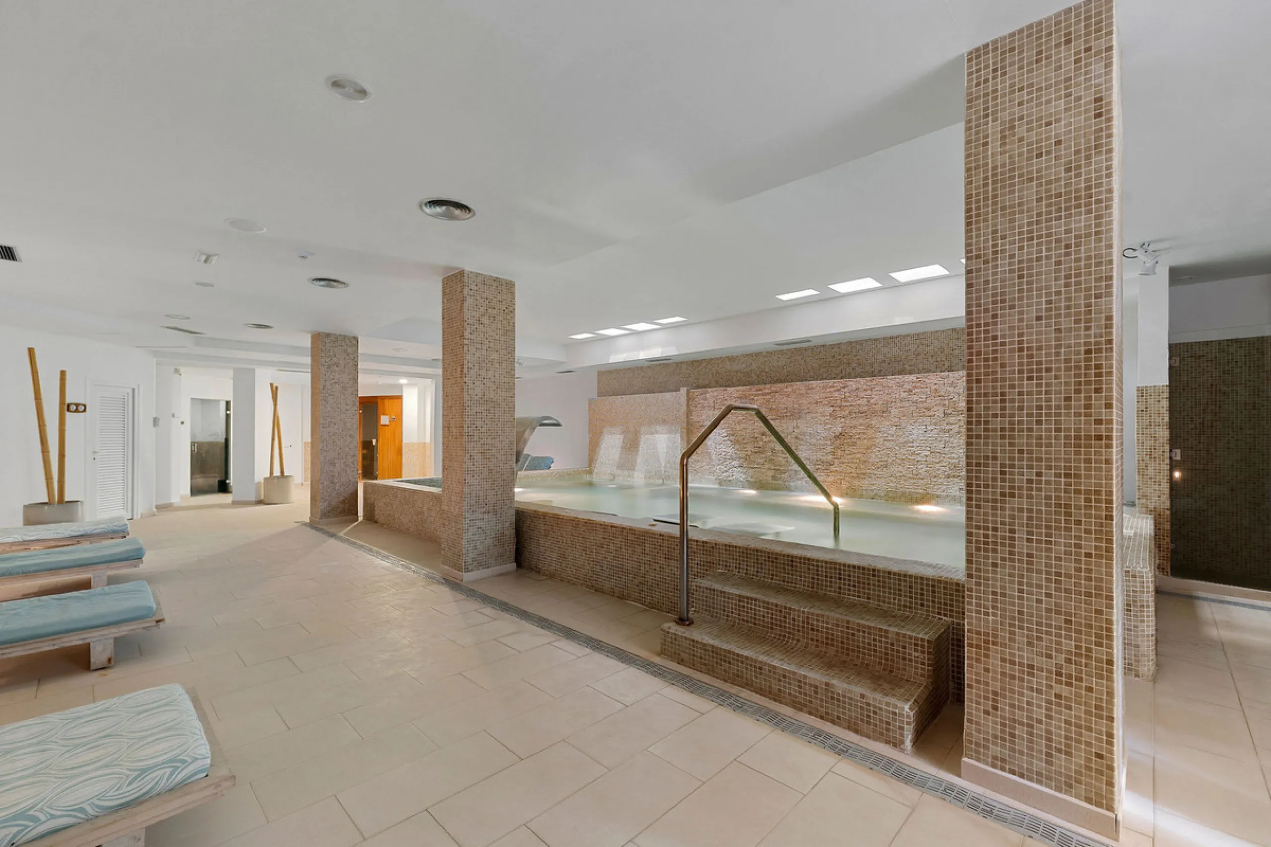 Duplex Solara is an exceptional duplex apartment for sale in the sought-after Aloha Hill Club, located in Nueva Andalucía. This beautifully presented residence seamlessly blends contemporary architecture with sophisticated design, offering an unparalleled
