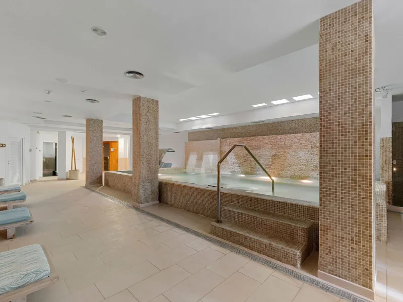 Duplex Solara is an exceptional duplex apartment for sale in the sought-after Aloha Hill Club, located in Nueva Andalucía. This beautifully presented residence seamlessly blends contemporary architecture with sophisticated design, offering an unparalleled