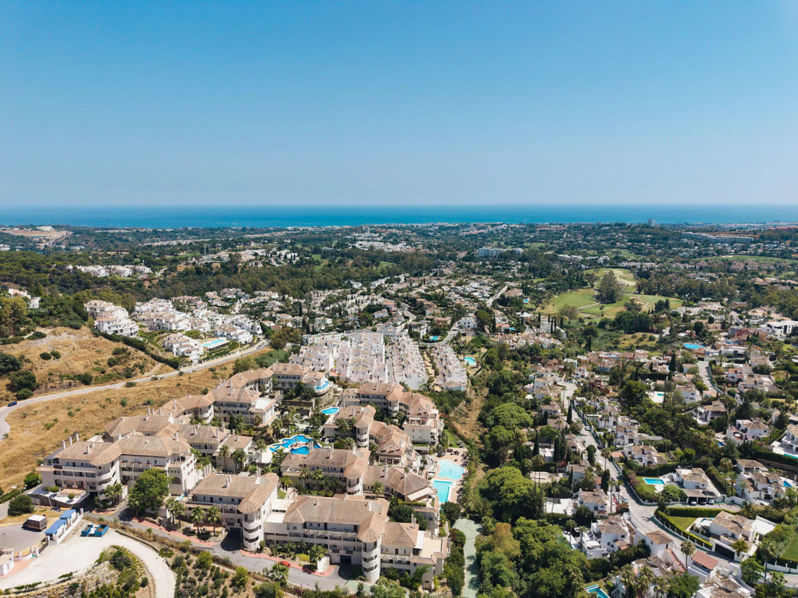Duplex Solara is an exceptional duplex apartment for sale in the sought-after Aloha Hill Club, located in Nueva Andalucía. This beautifully presented residence seamlessly blends contemporary architecture with sophisticated design, offering an unparalleled
